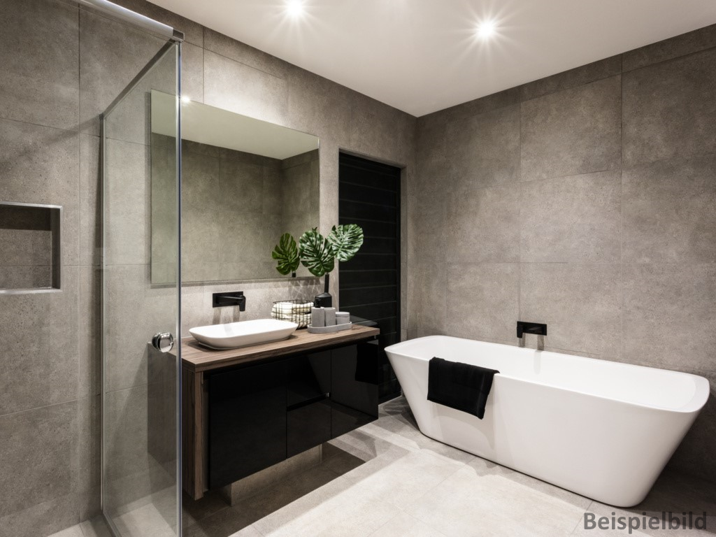 Badezimmer mit Badewanne und Dusche - Beispielbild