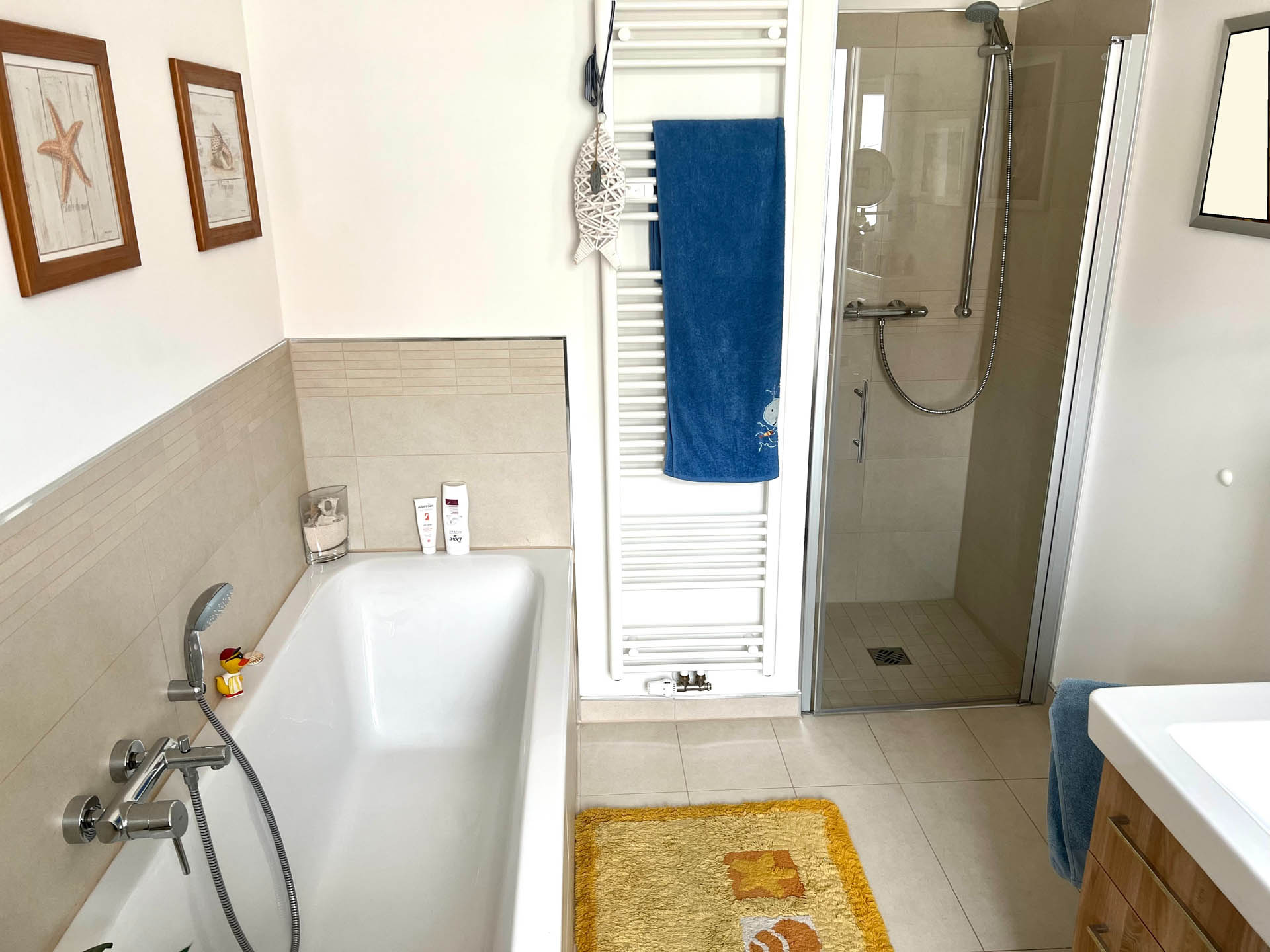 Masterbad mit Badewanne und ebenerdiger Dusche