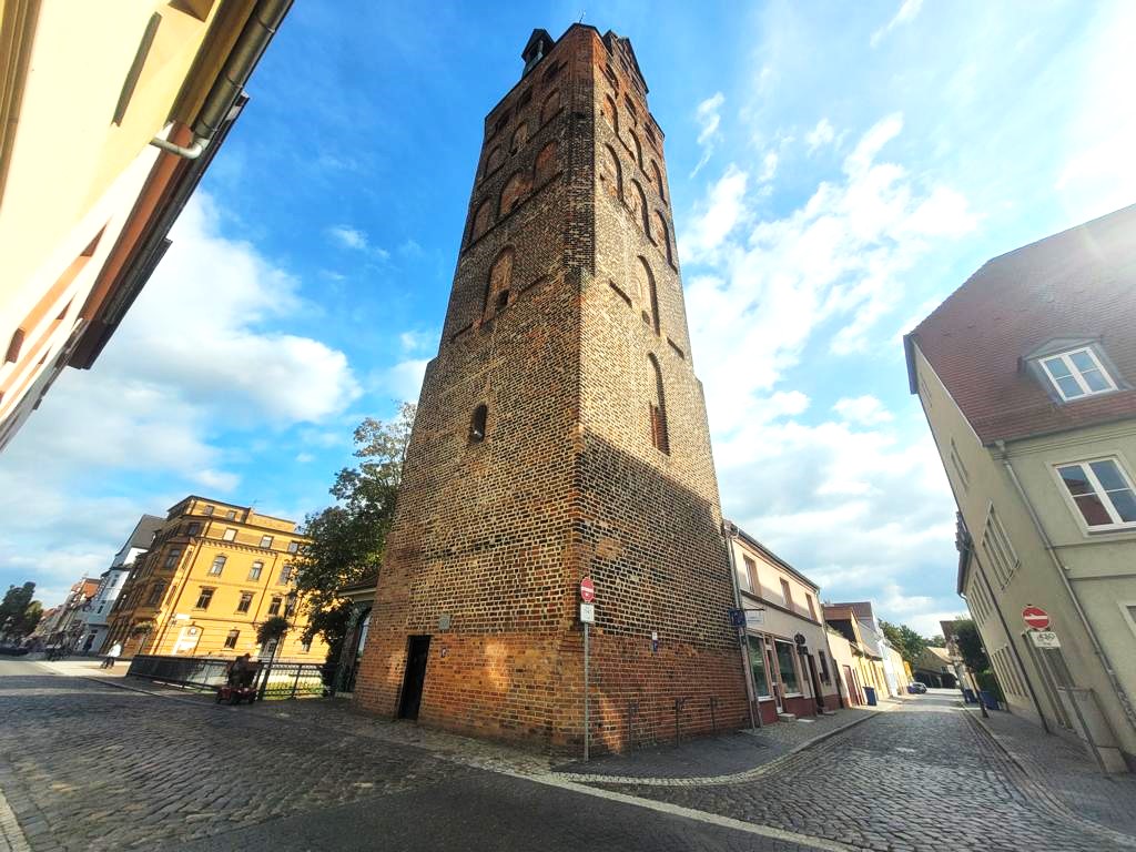 Blick in die Straße mit historischem Turm