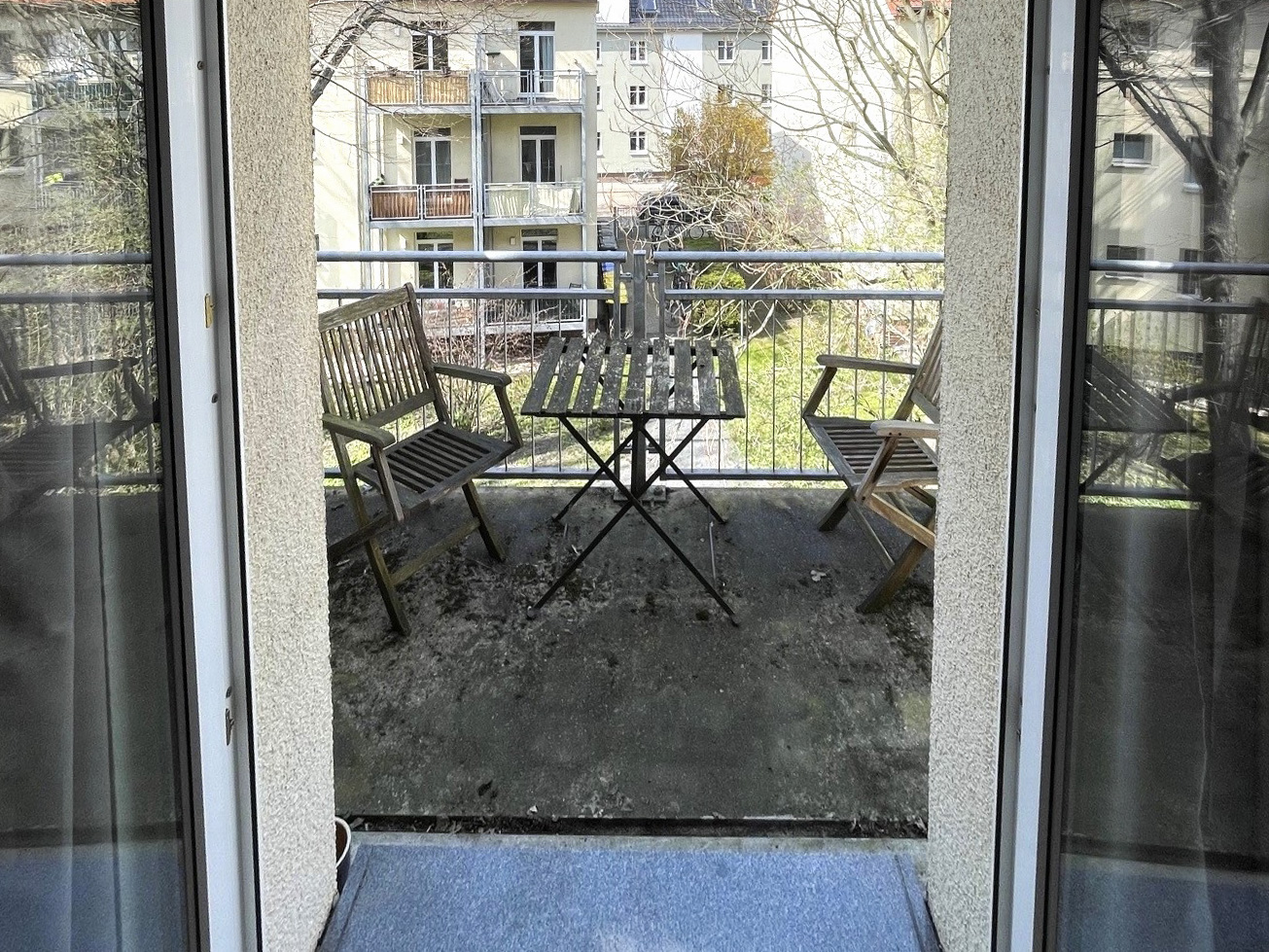 Balkon mit Ausblick in den begrünten Innenhof