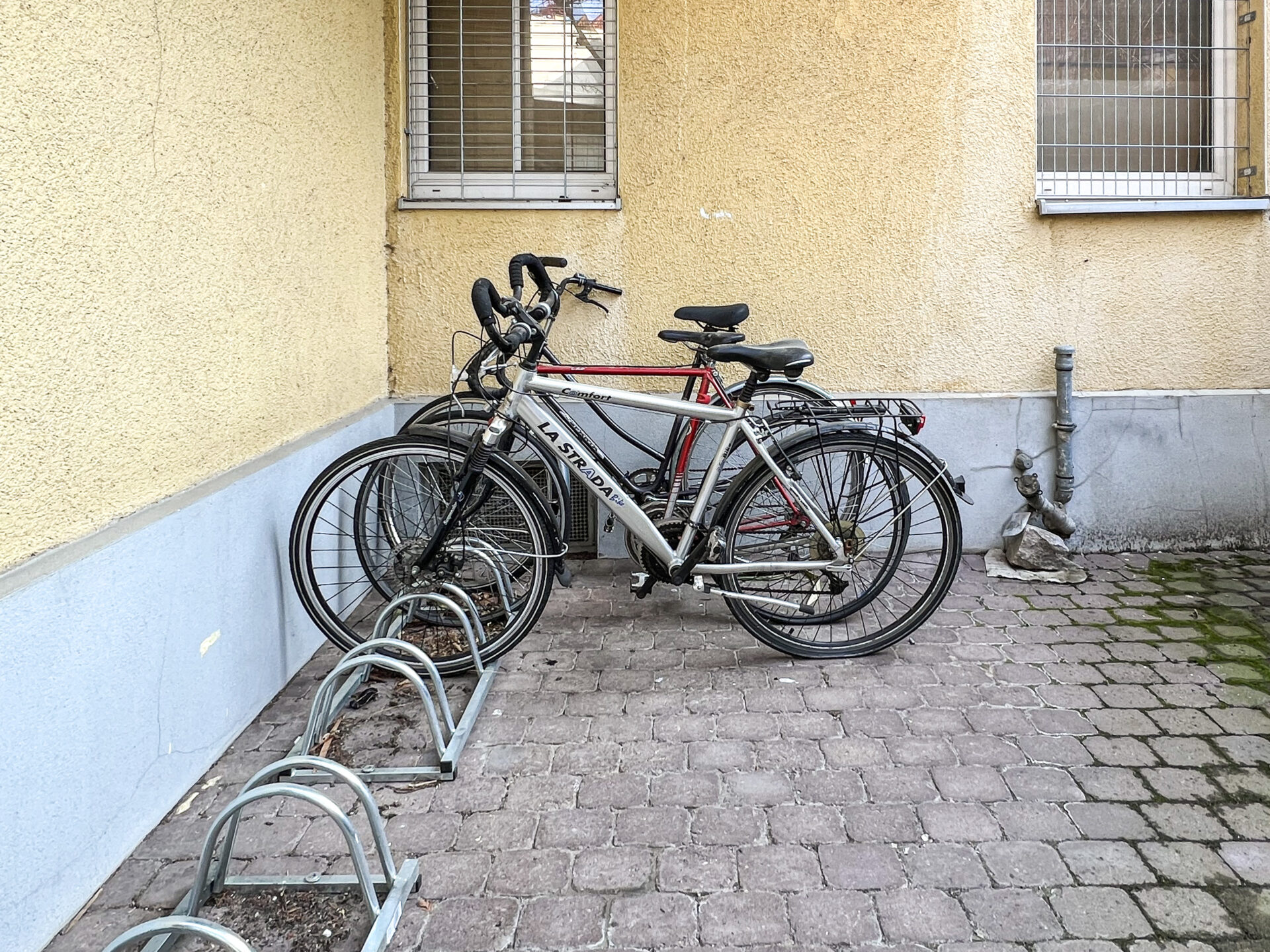 praktische Fahrradständer im Innenhof