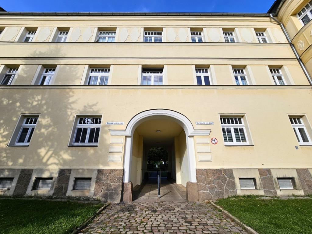 Zugang zum Innenhof und Eingangstüren