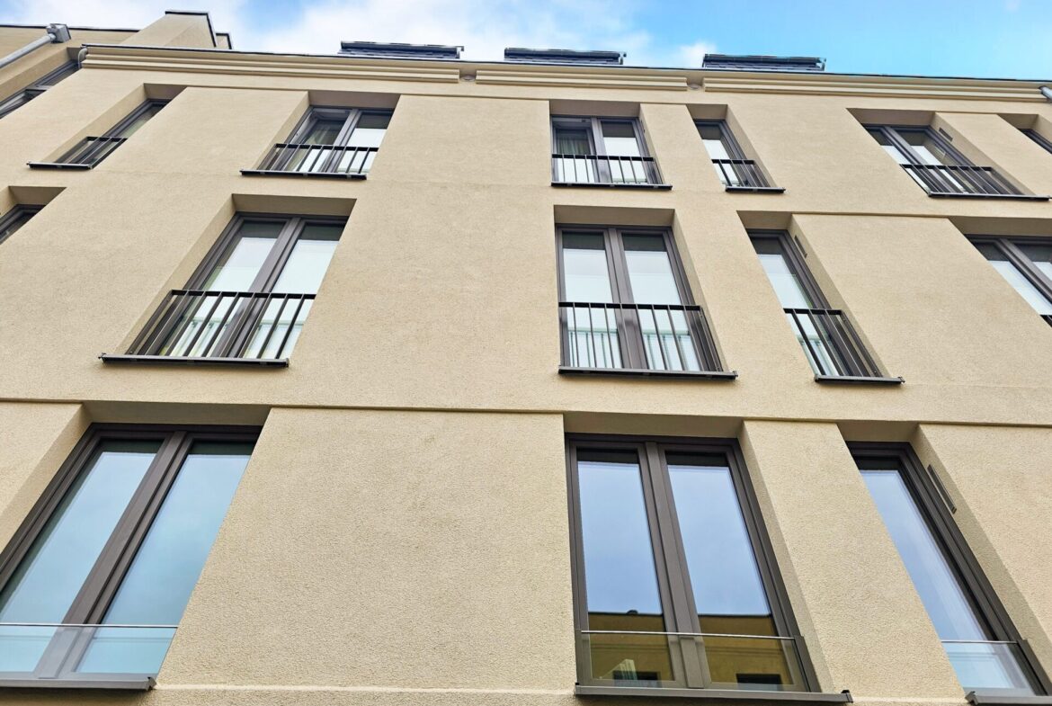 Modernes Antlitz mit bodentiefen Fenstern