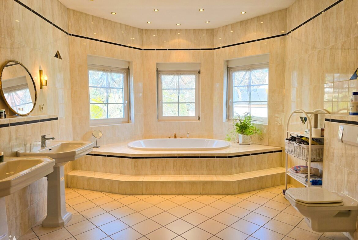 Badezimmer mit imposanter Wannengestaltung und natürlichem Licht