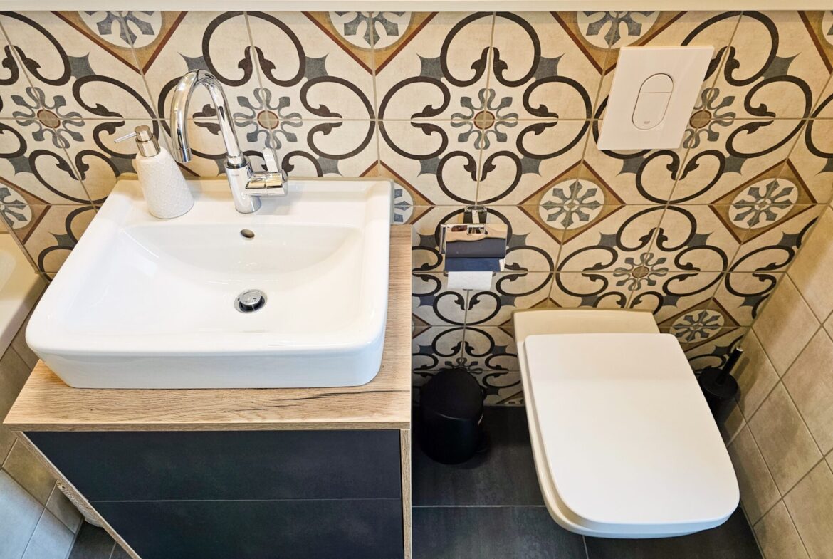 Moderne Elemente und Ausstattung im Gäste-WC