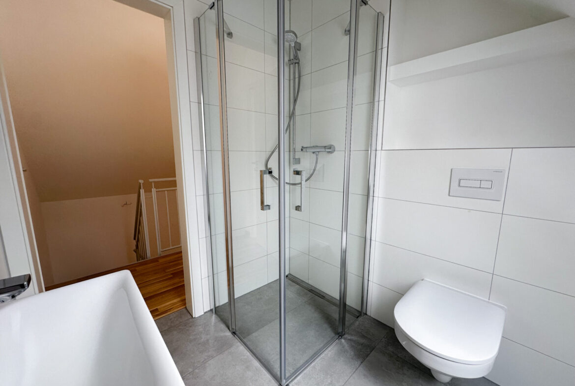 Badezimmer mit ebenerdiger Dusche - Referenzbild