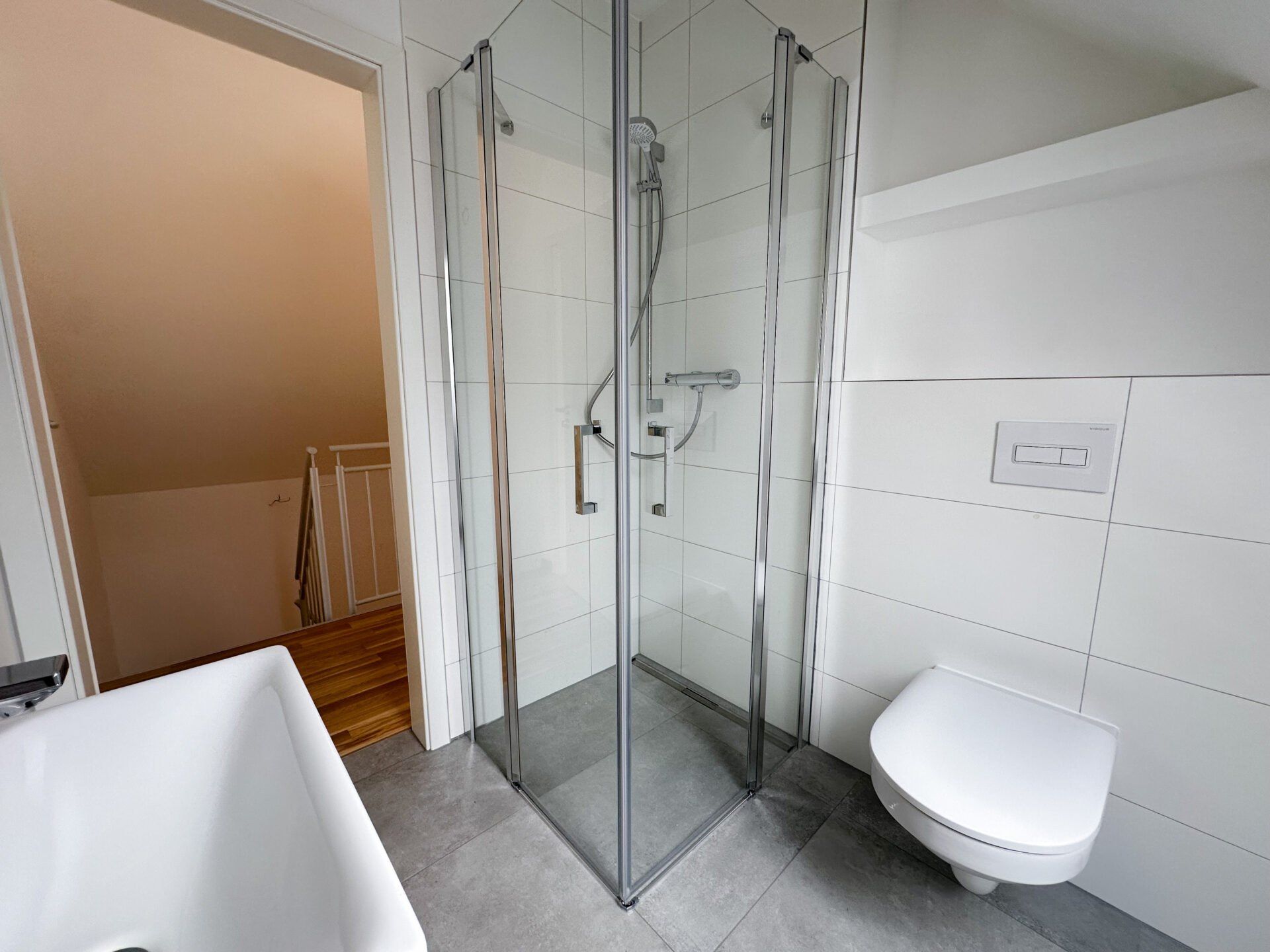 Badezimmer mit ebenerdiger Dusche - Referenzbild