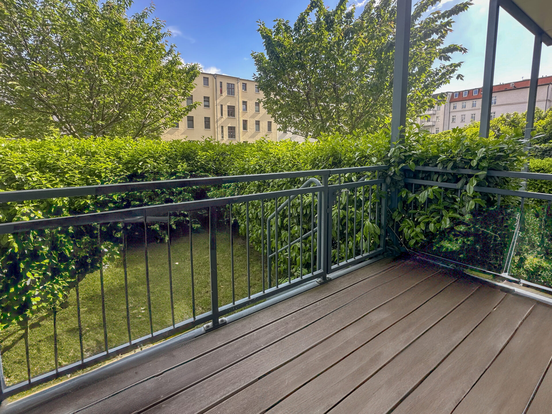 Balkon mit Zugang zum Privatgarten