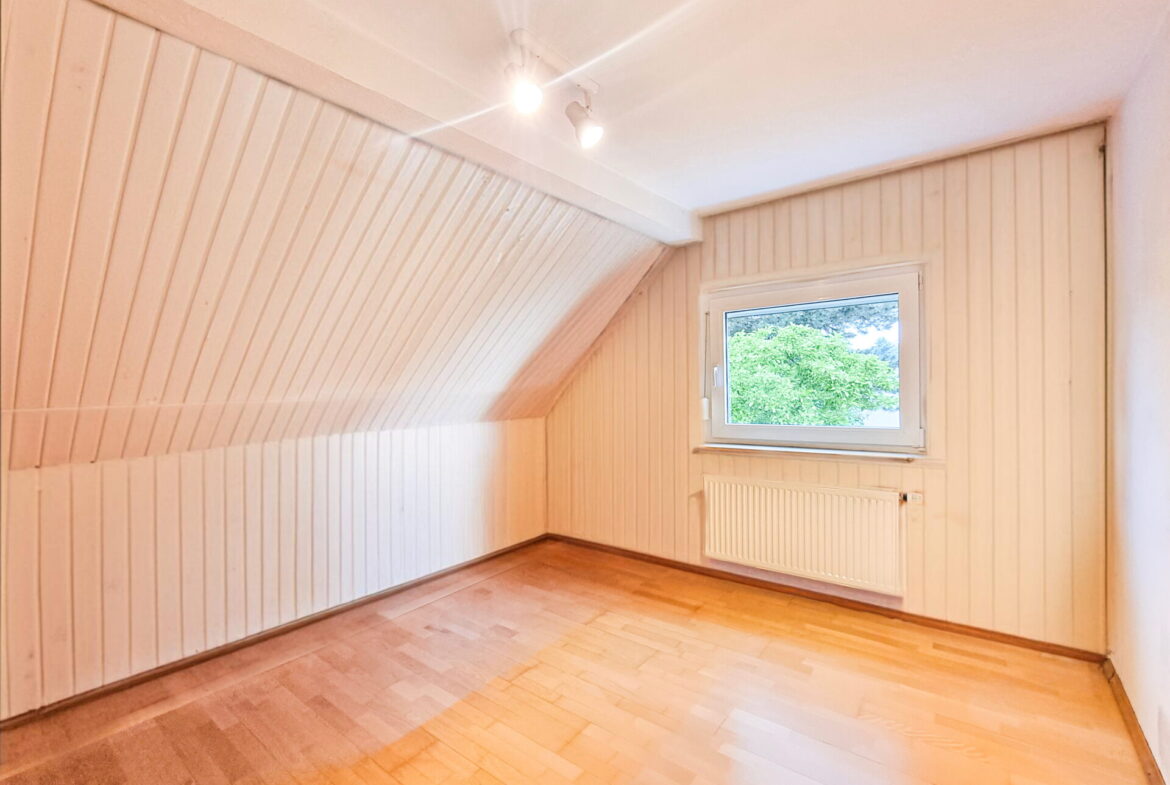 Gästezimmer Modernisierungsbeispiel mit gestrichenen Paneelen