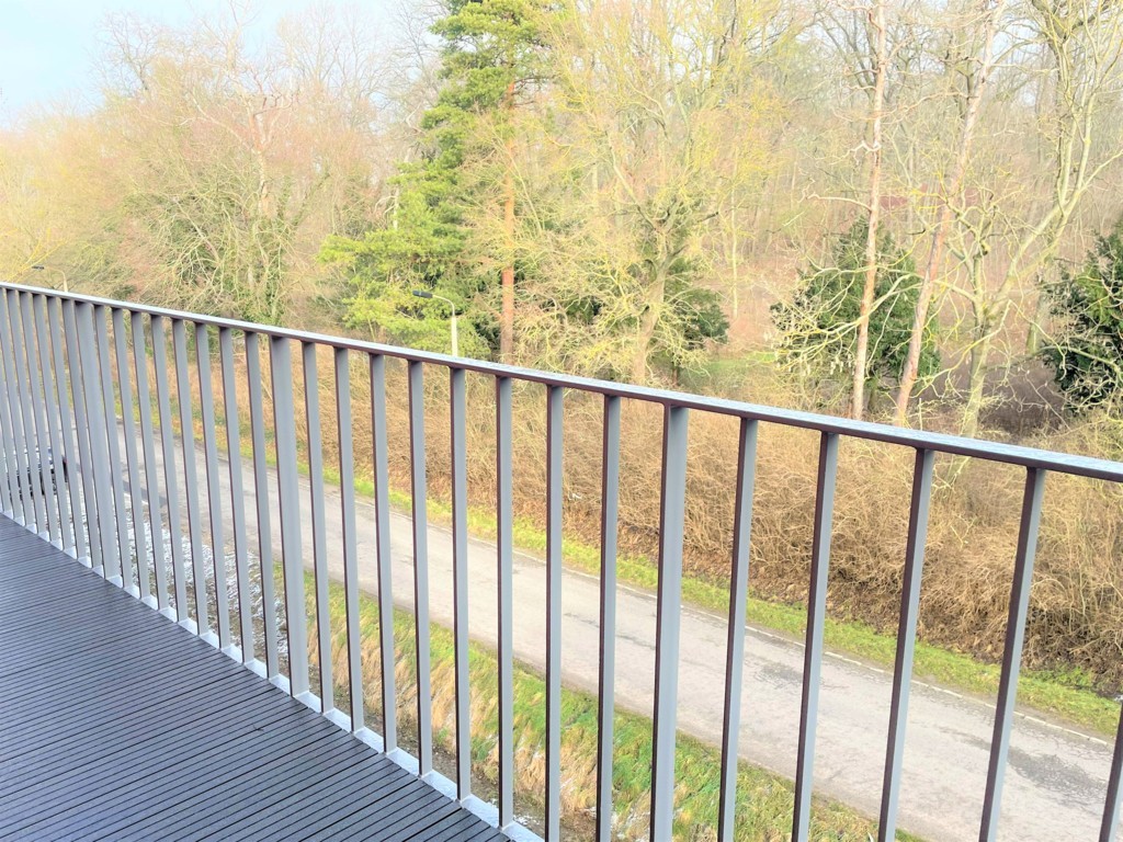 Balkon mit Waldblick