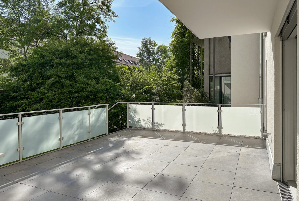 Großzügige Terrasse mit Blick ins Grüne