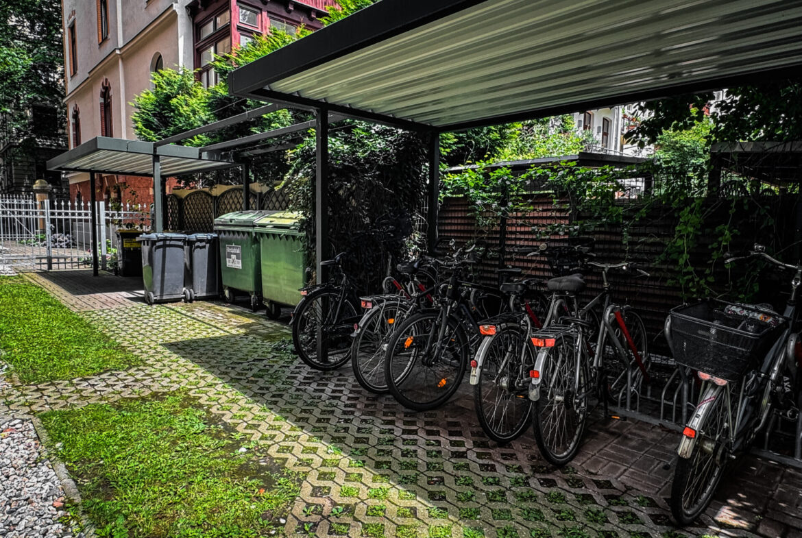 Überdachter Fahrradstellplatz im Innenhof