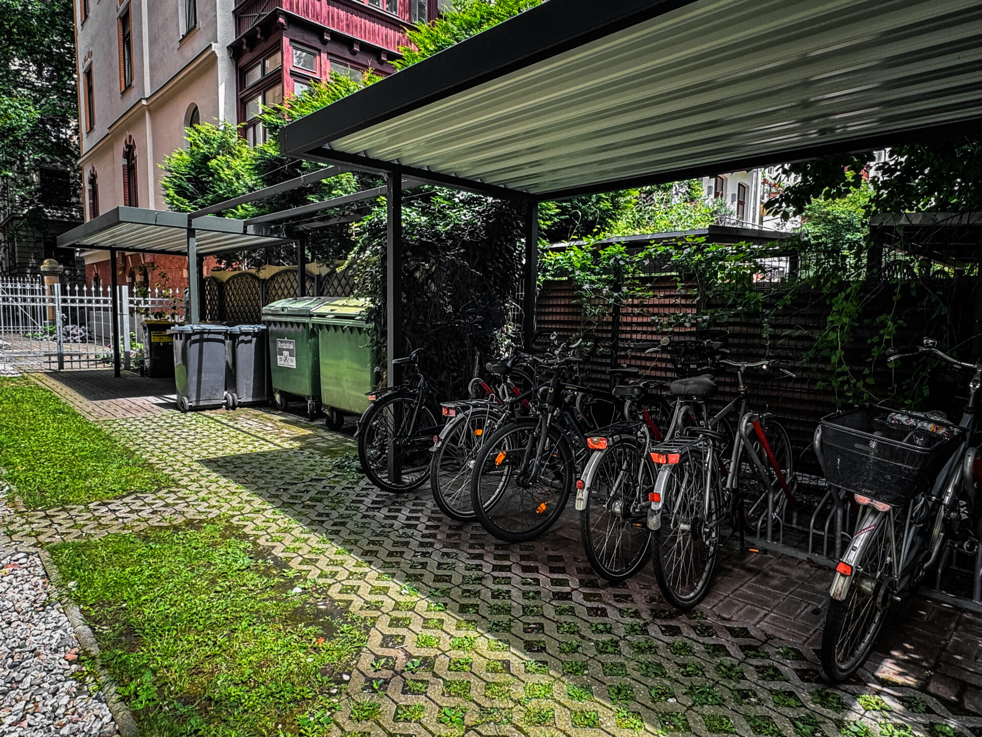 Überdachter Fahrradstellplatz im Innenhof