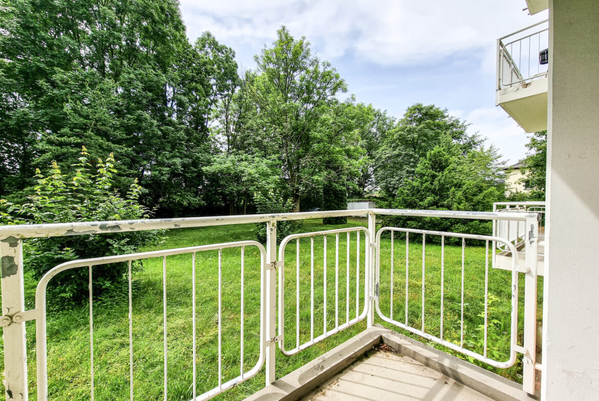 Balkon mit Ausblick ins Grün