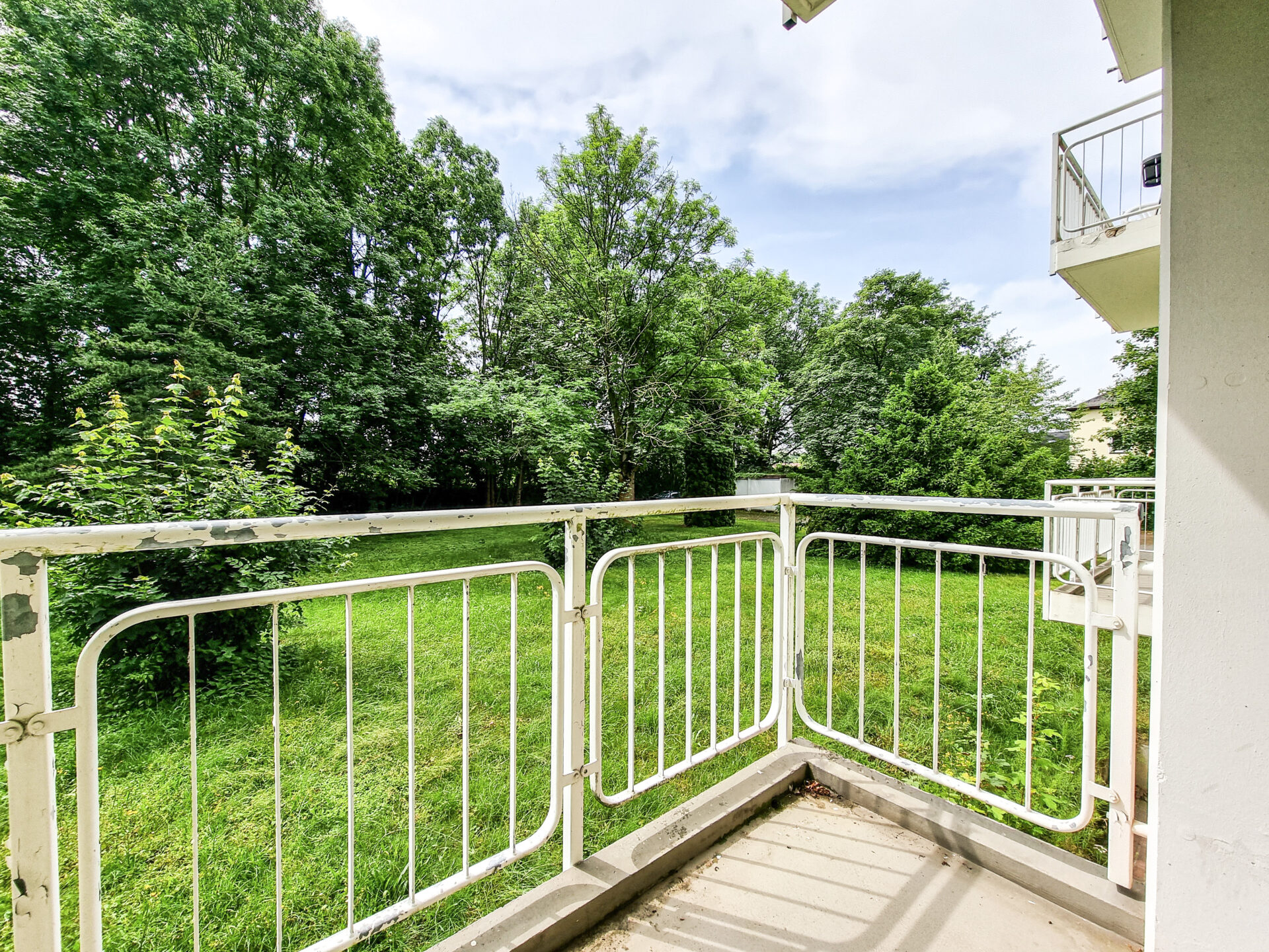 Balkon mit Ausblick ins Grün