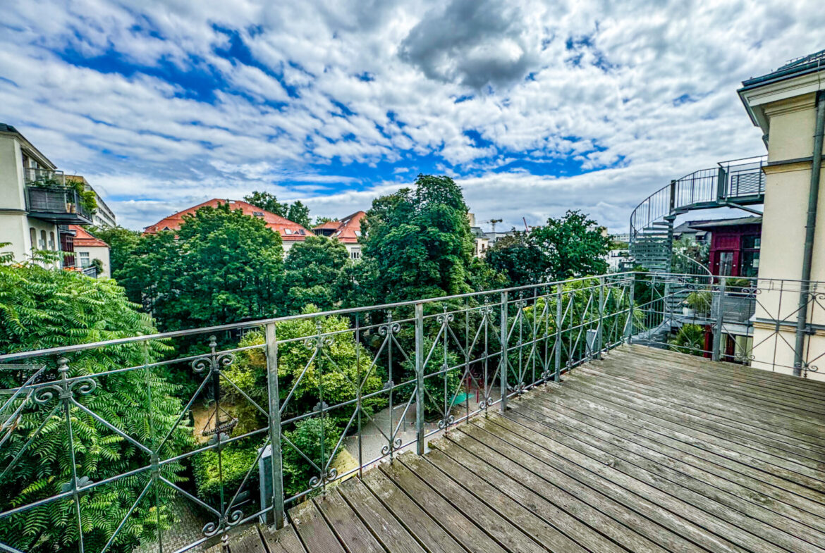 Weitläufiger Balkon mit malerischem Ausblick 