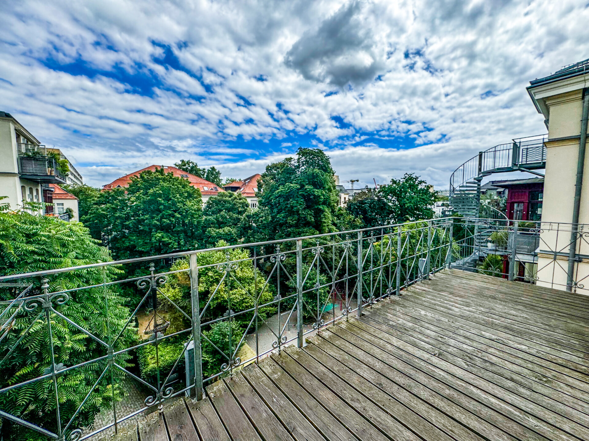 Weitläufiger Balkon mit malerischem Ausblick 