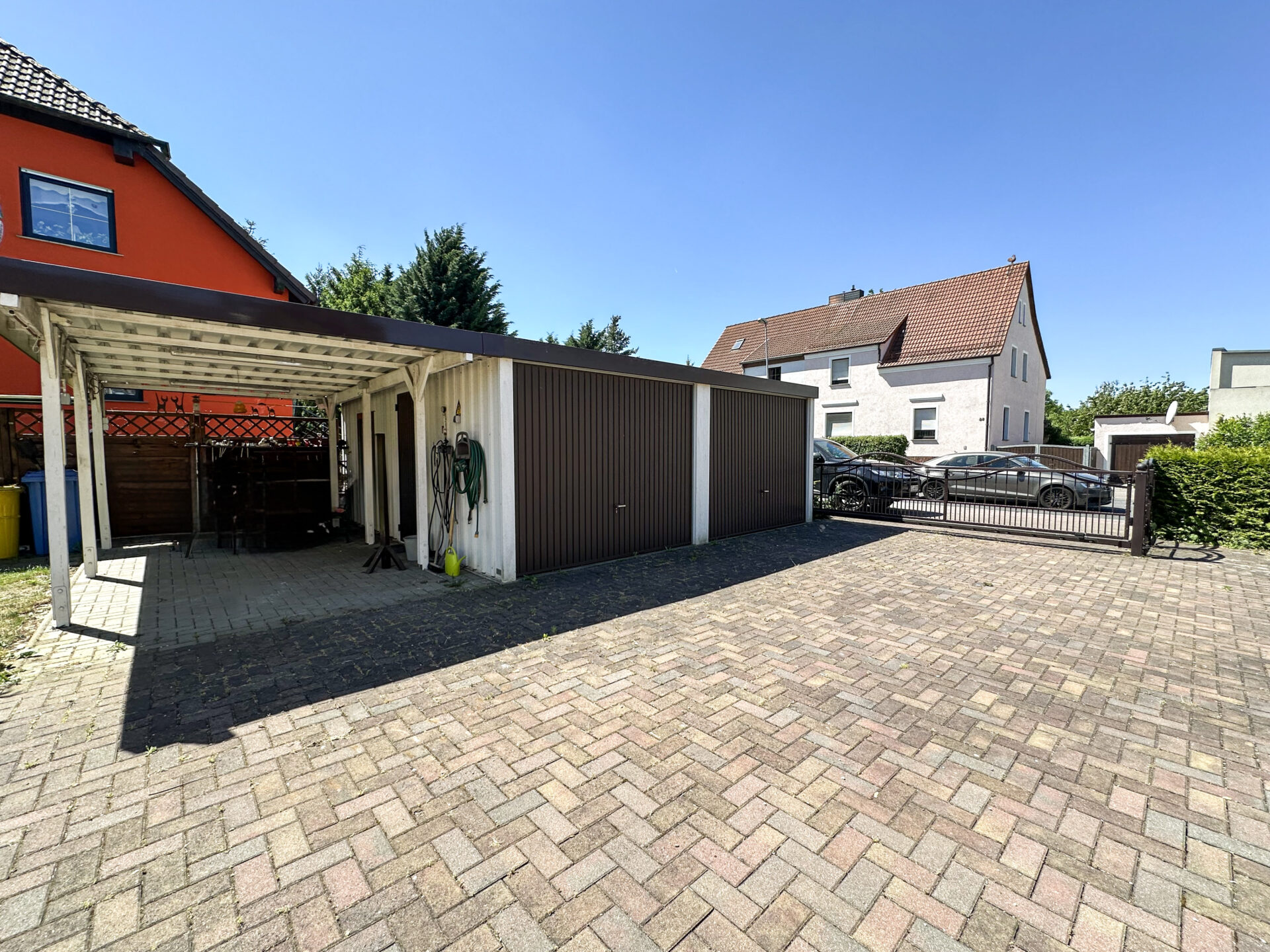 Doppelgarage und Carport