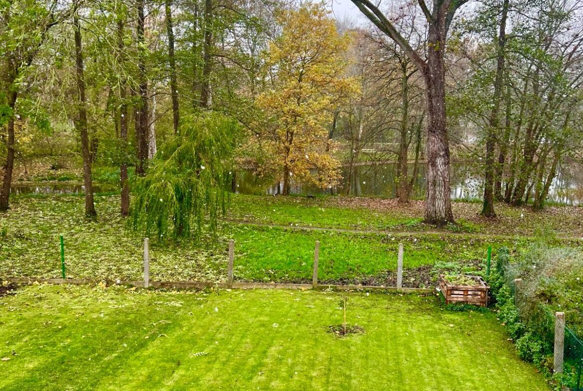 Grundstück mit Blick zum Teich