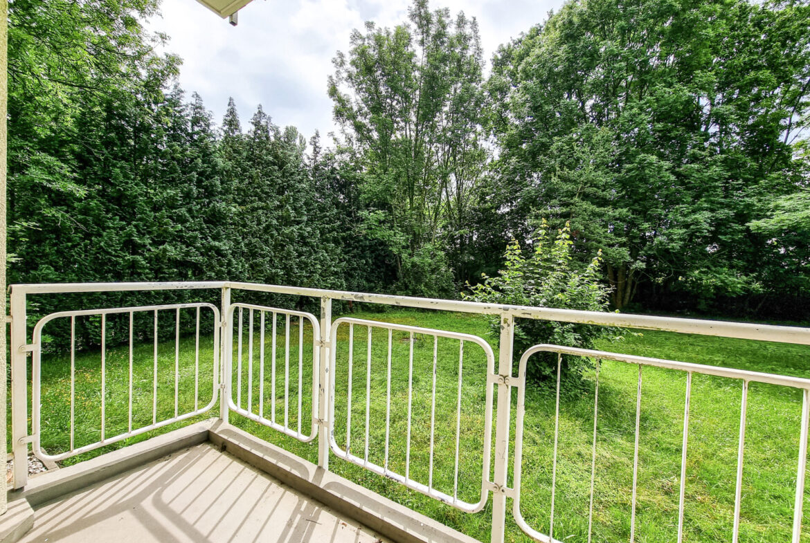 Balkon mit Ausblick ins Grün