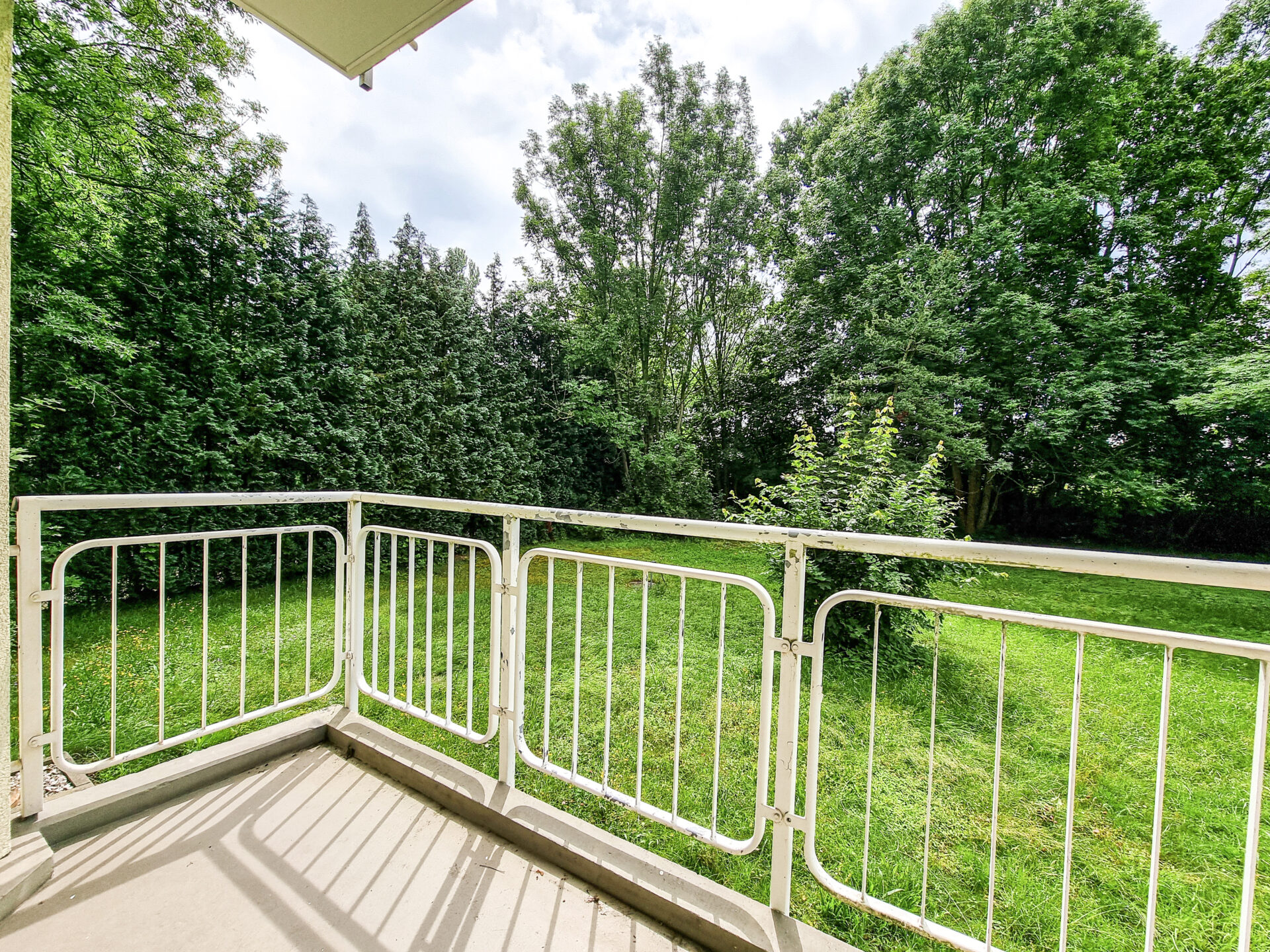 Balkon mit Ausblick ins Grün