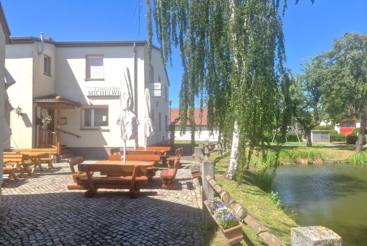 Terrasse mit Blick zum Teich