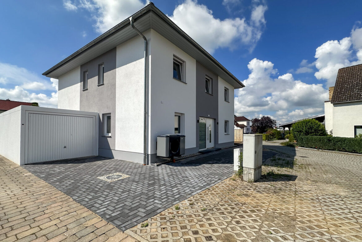 Garage und Außenstellplatz