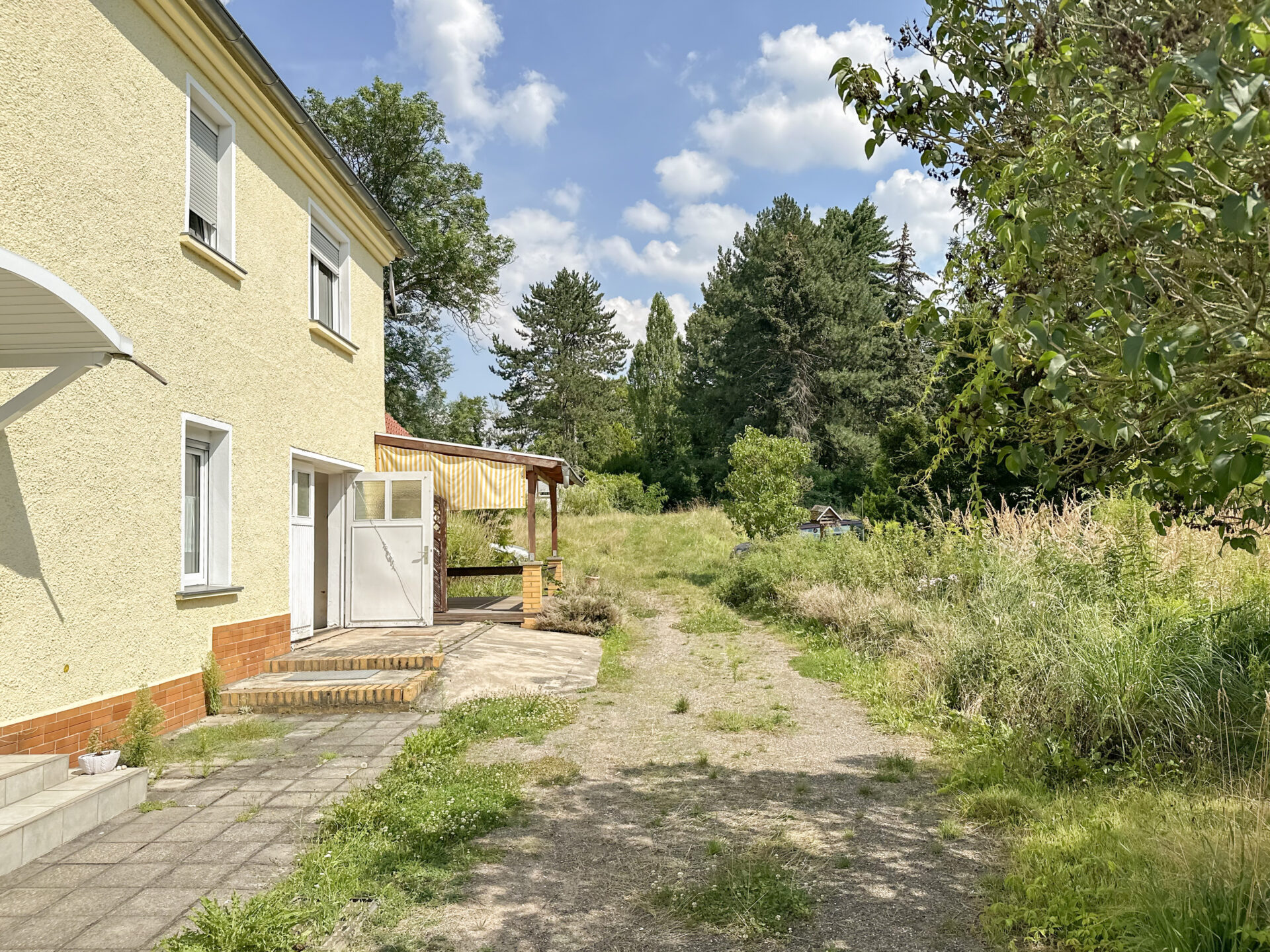 Blick auf das große Grundstück