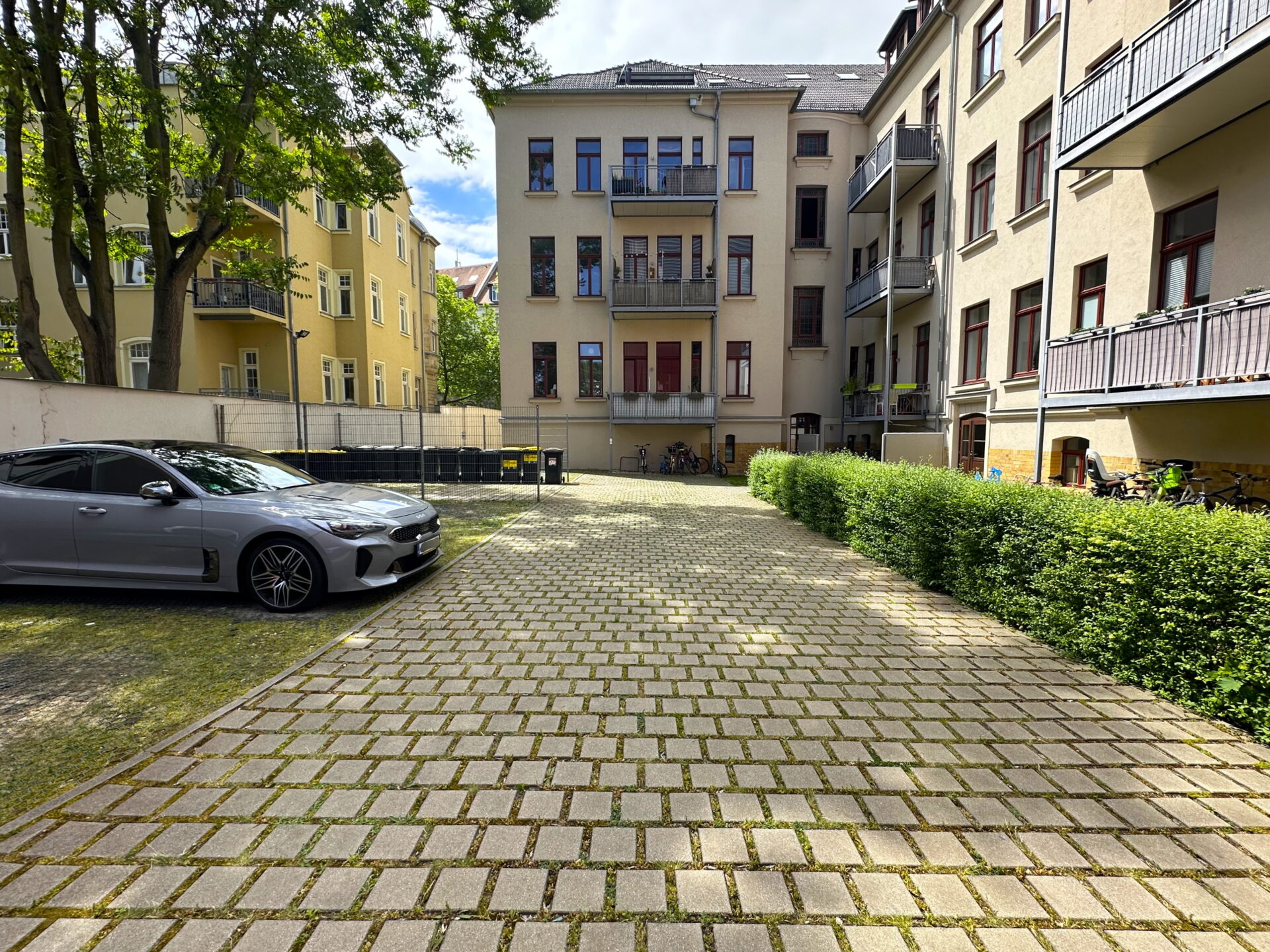 Hinterhof mit PKW Stellplatz