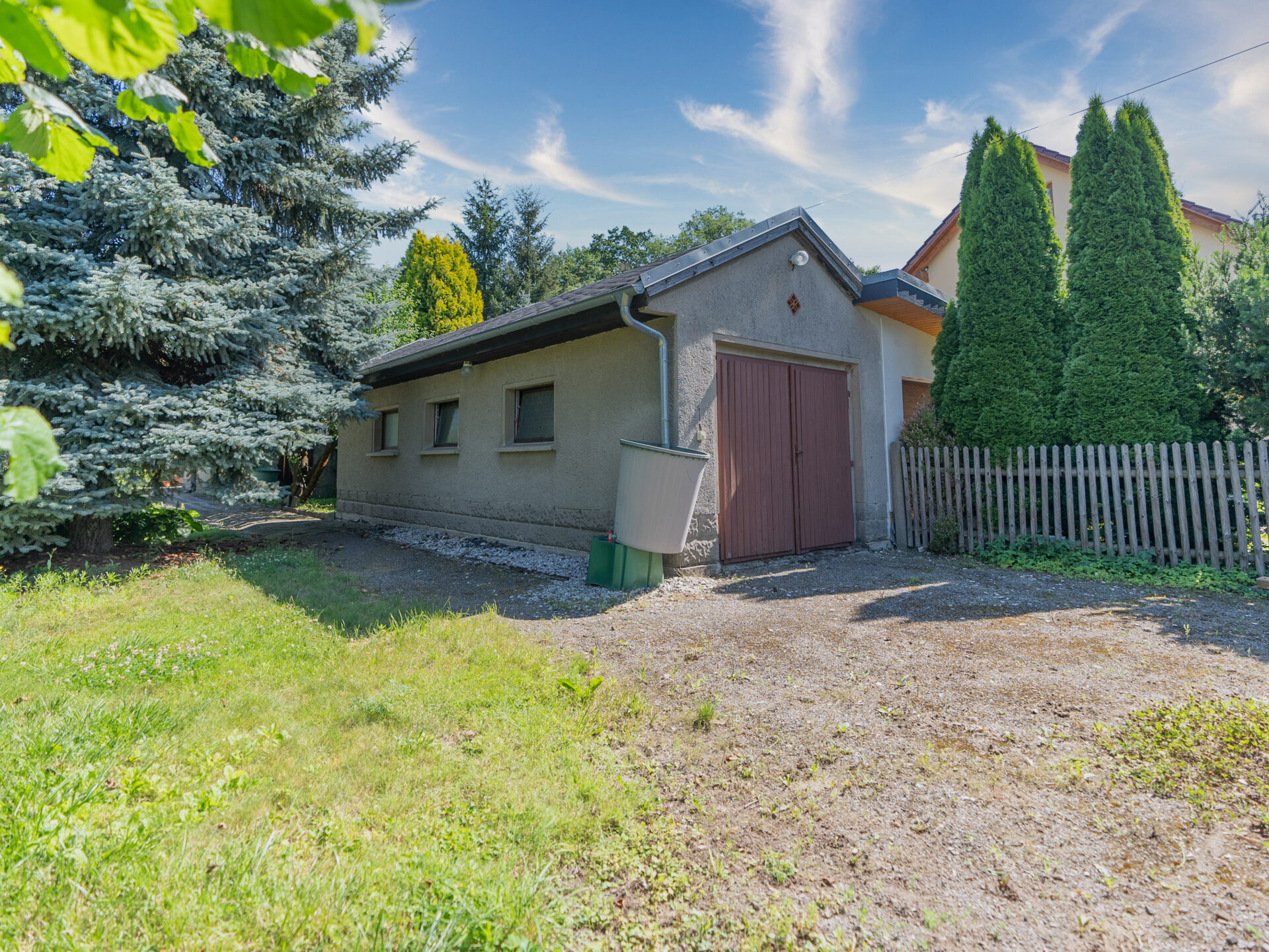 Garage und Stellfläche