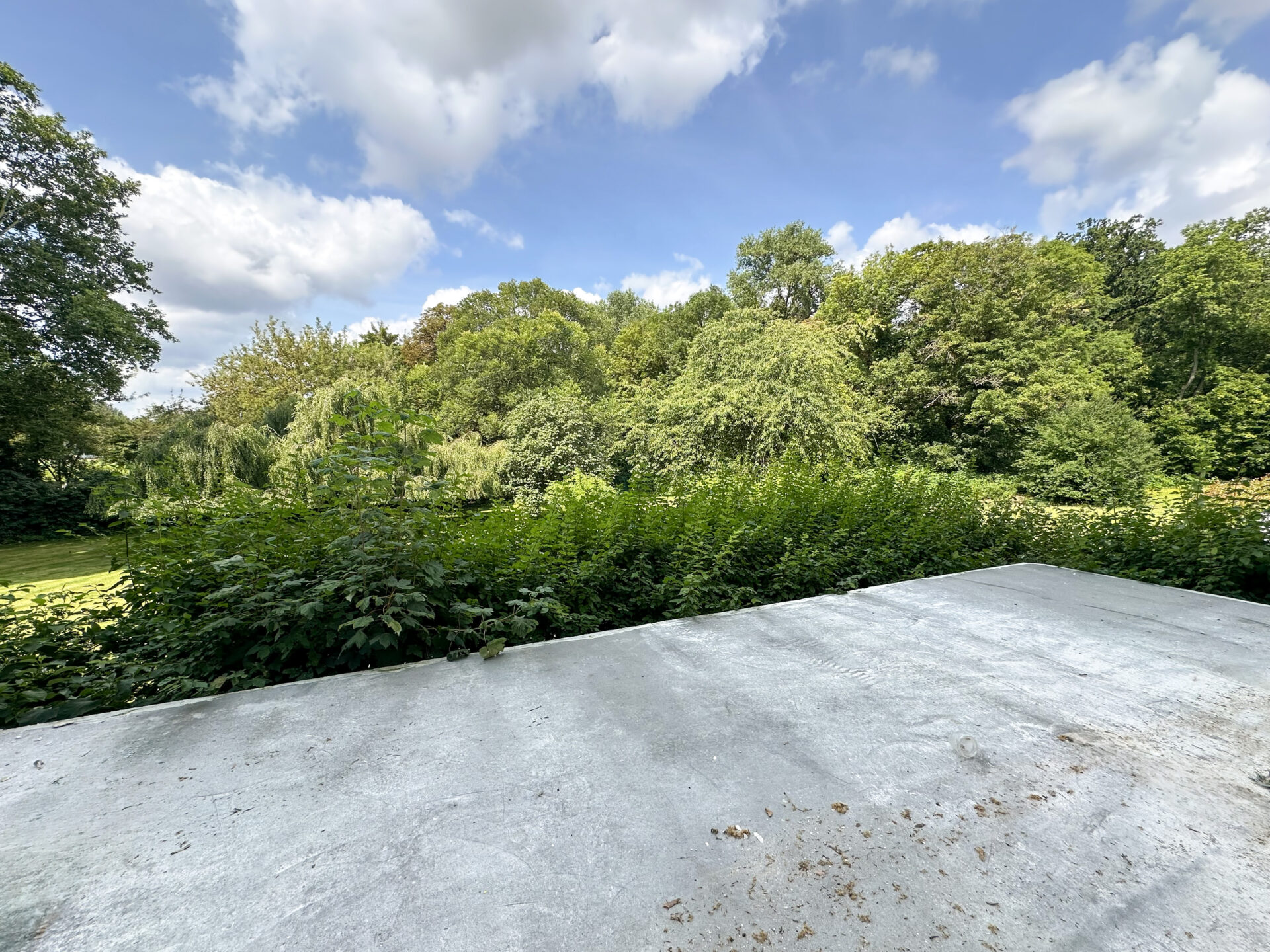 imposante Süd-Terrasse mit Blick auf das Grundstück