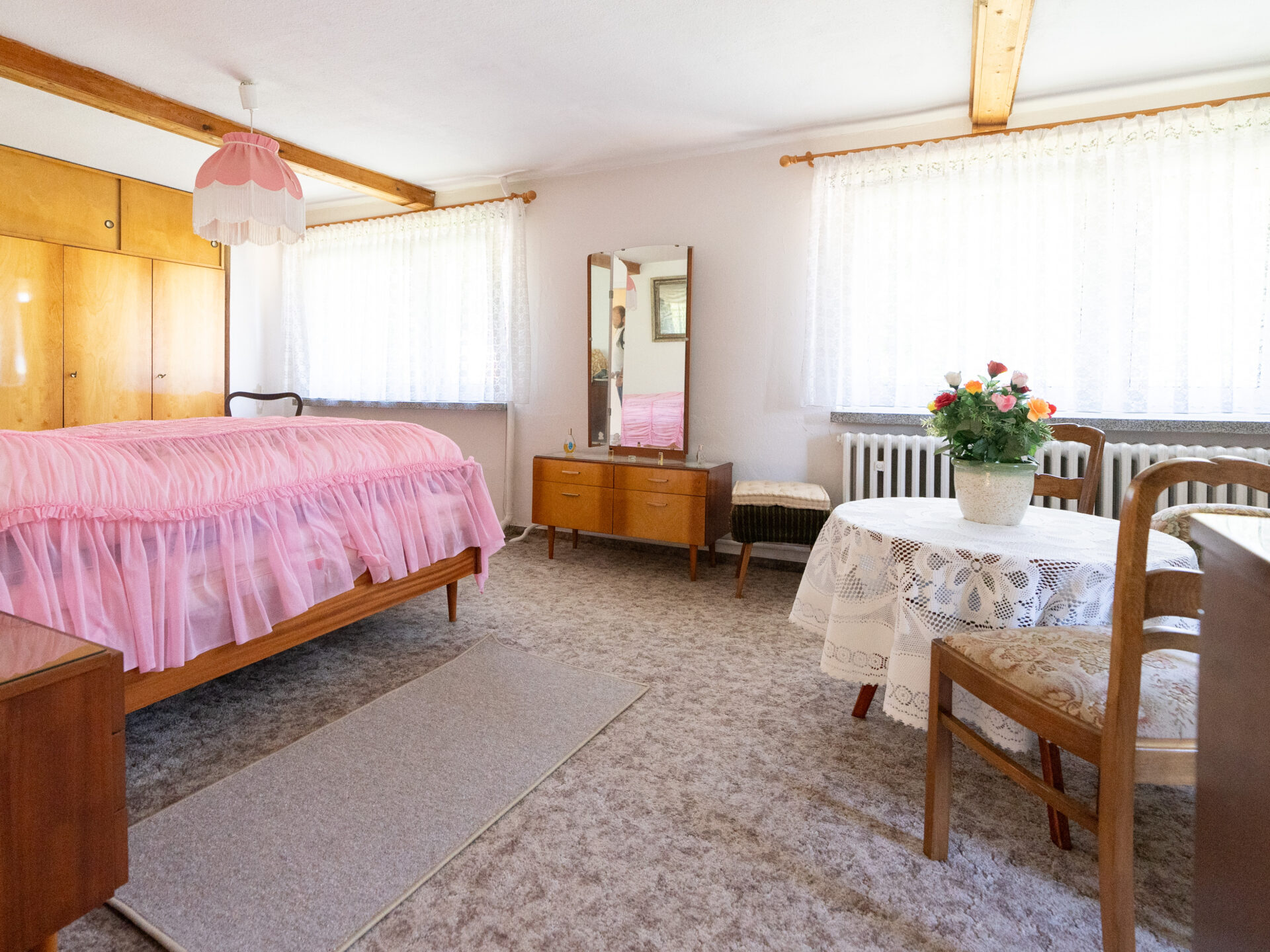 Großes Schlafzimmer im OG