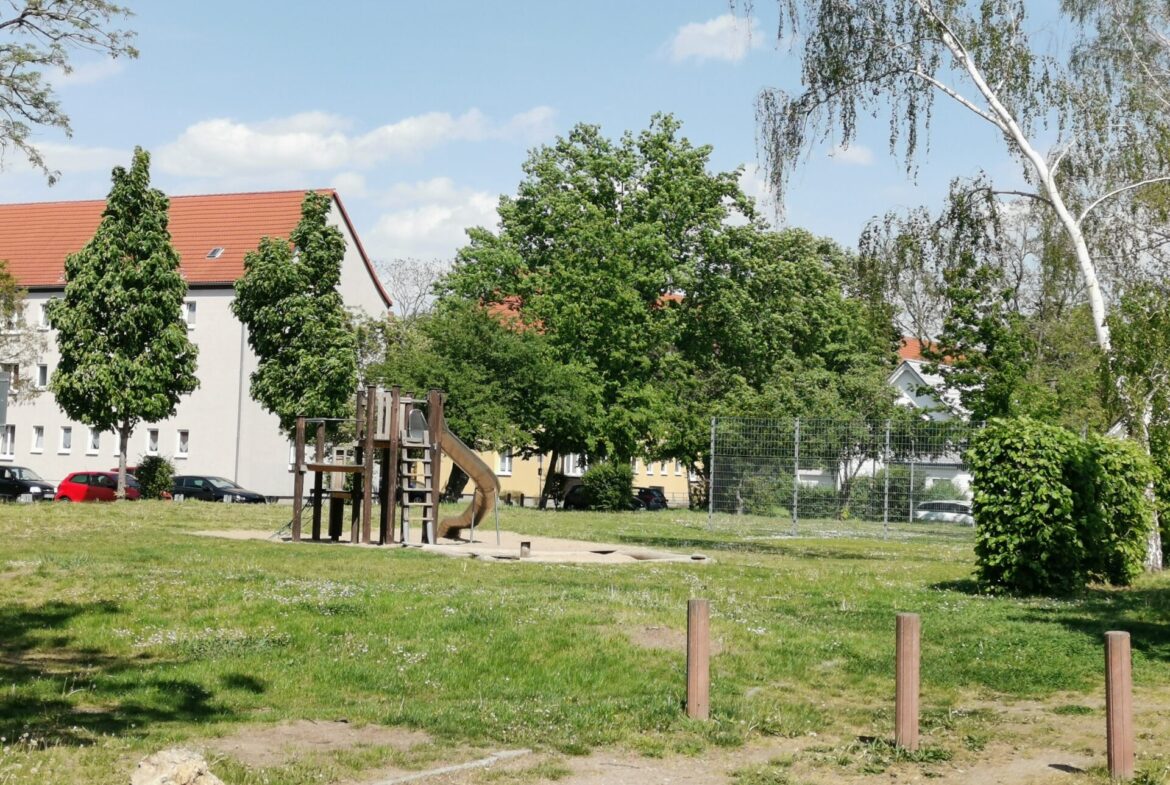 Umfeld mit Spielplatz (Sommerbild Archiv)