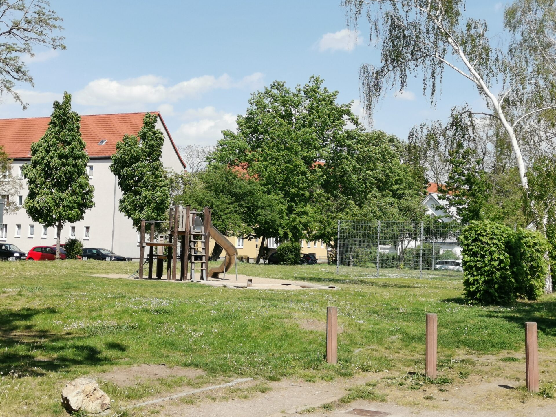 Umfeld mit Spielplatz (Sommerbild Archiv)