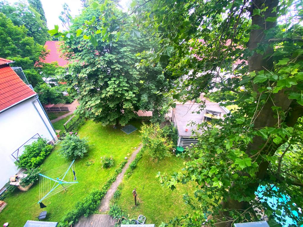 Blick vom Balkon in den Hinterhof