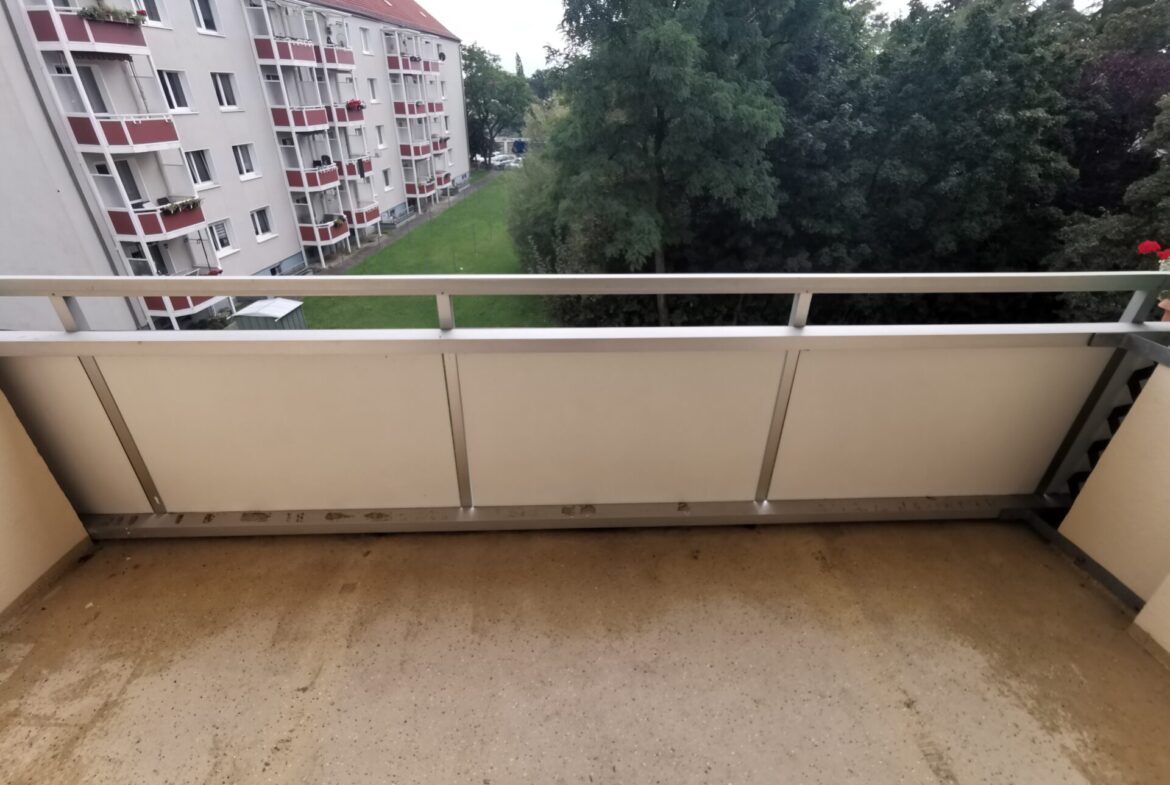 Großzügiger Balkon mit Blick ins Grüne