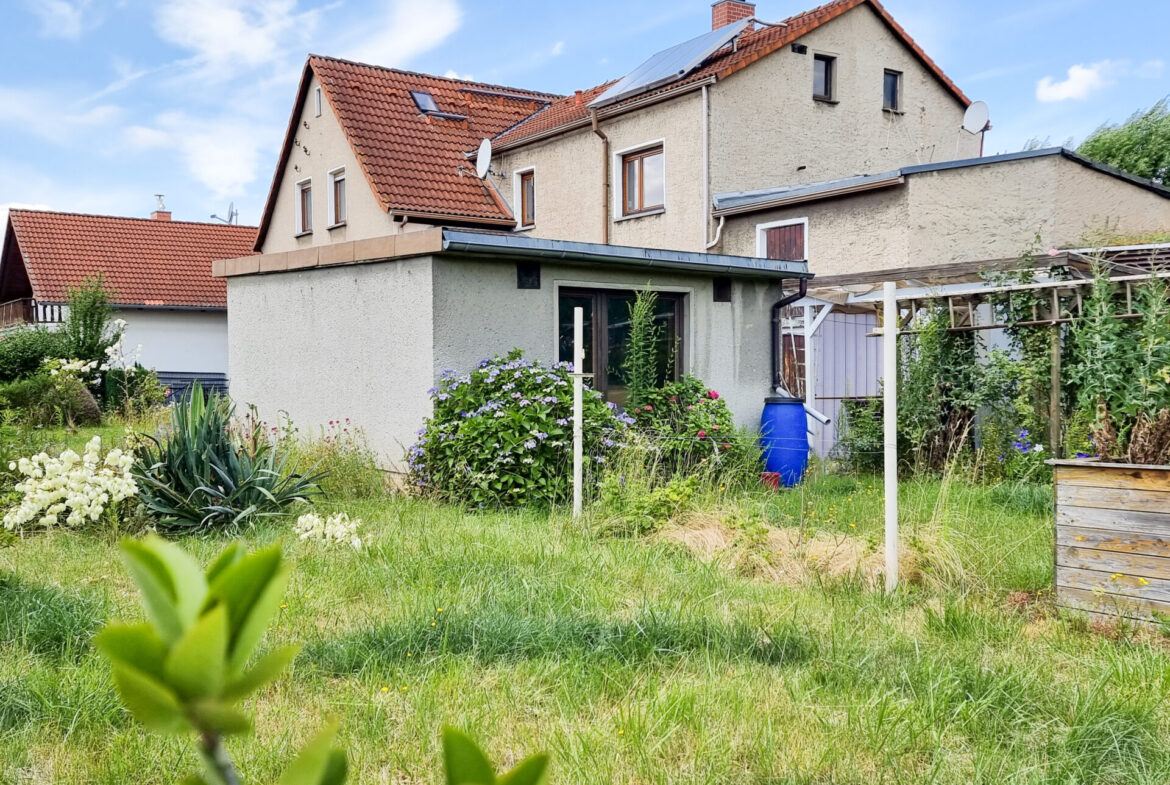 Ausblick aus dem Garten auf das Wohnhaus