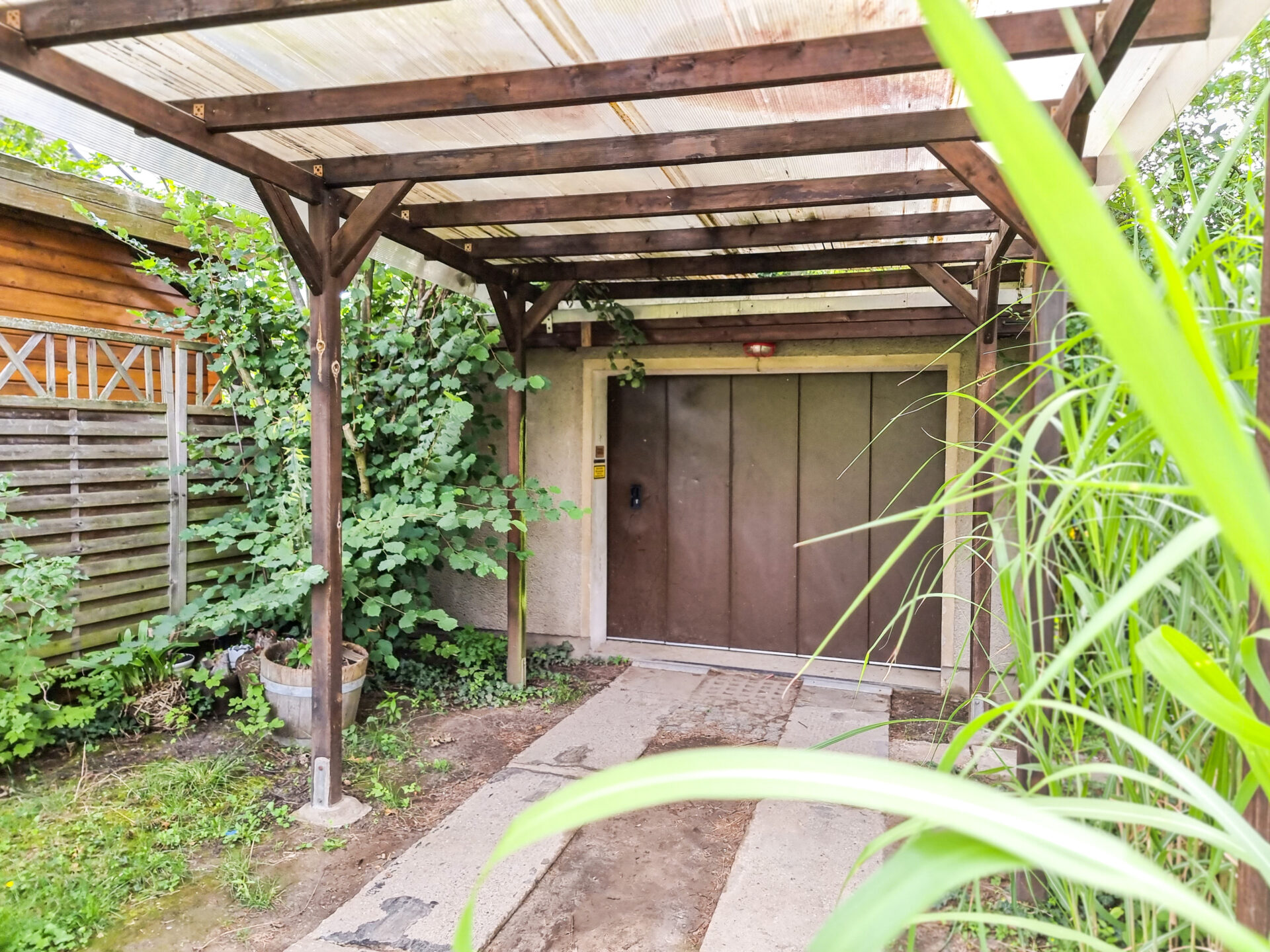 Carport mit Garage