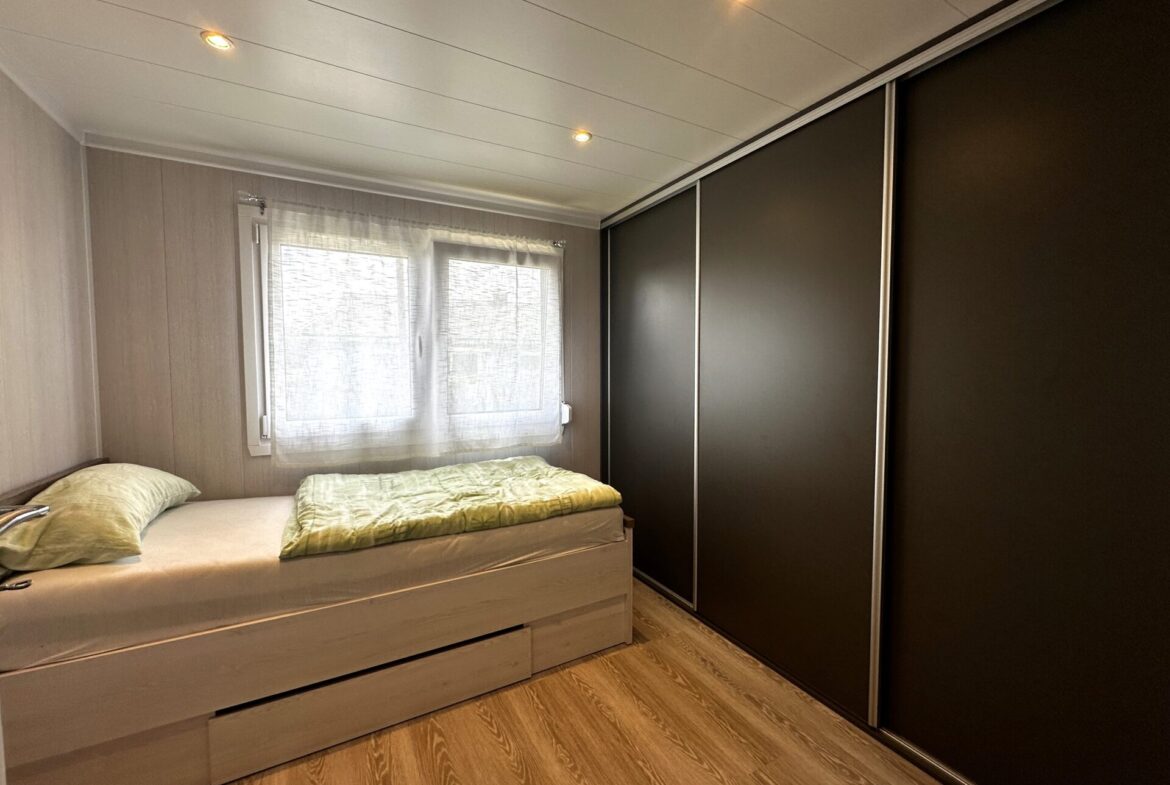 Schlafzimmer mit Einbauschrank und Fenster