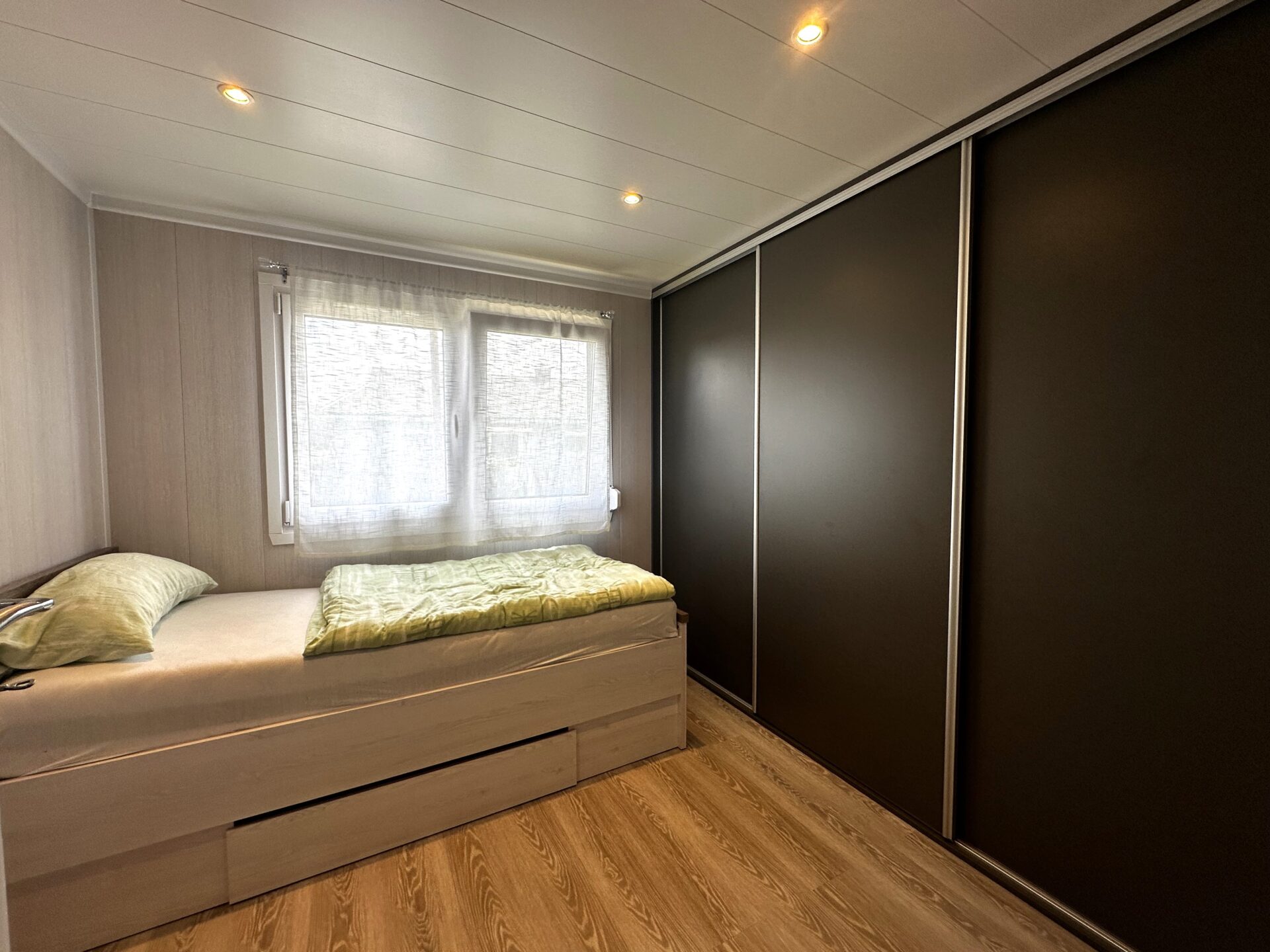 Schlafzimmer mit Einbauschrank und Fenster