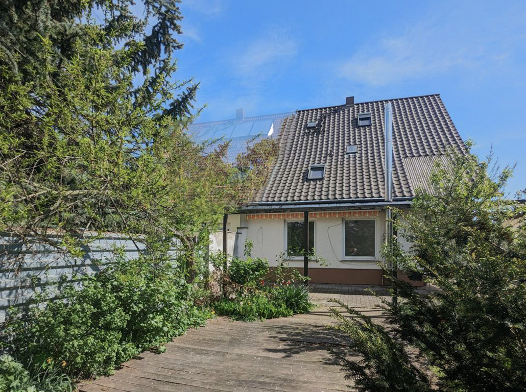 Gartenterrasse mit Blick auf das Haus