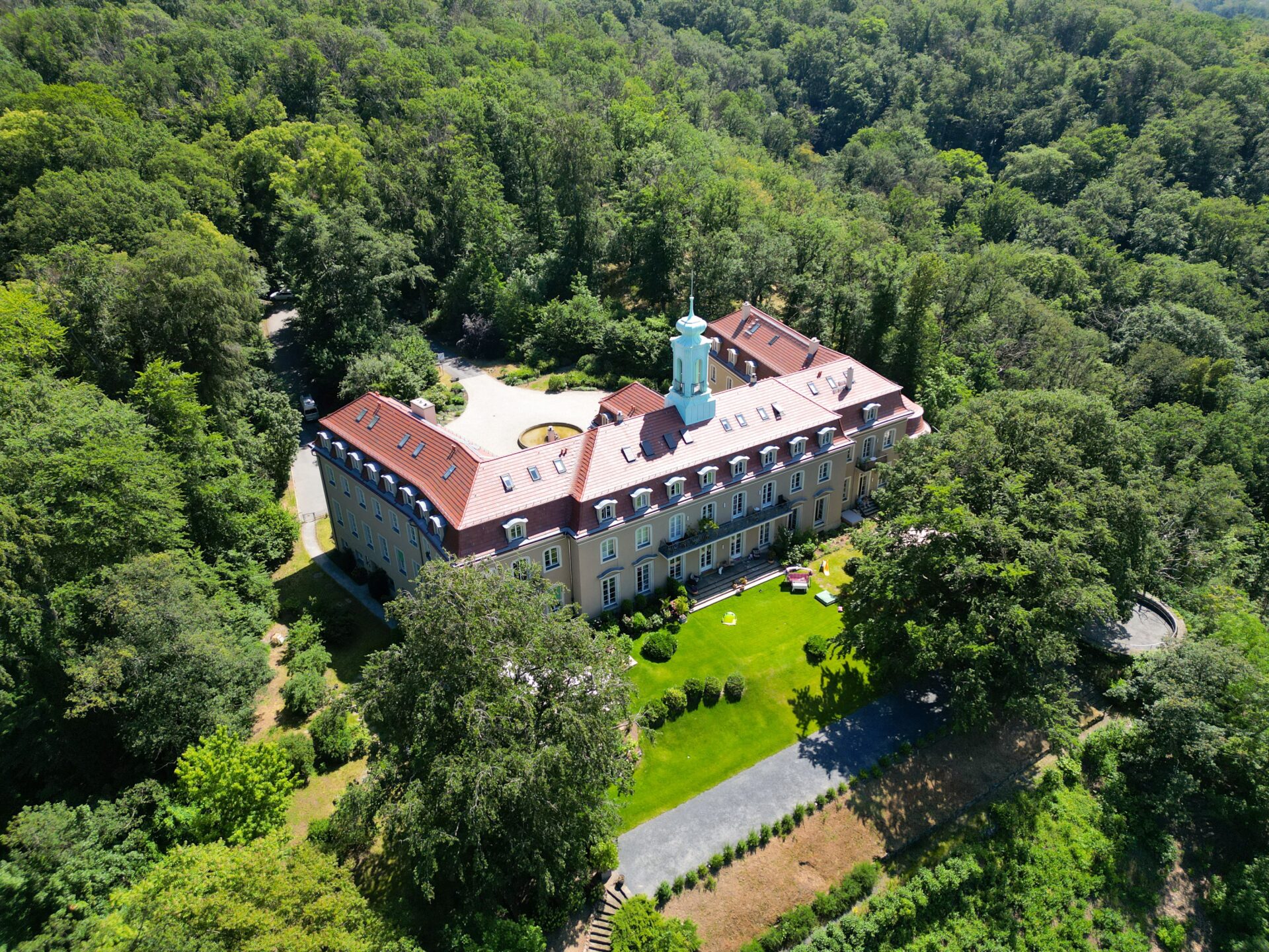 Schlossansicht mit angrenzenden Gartenabteilen