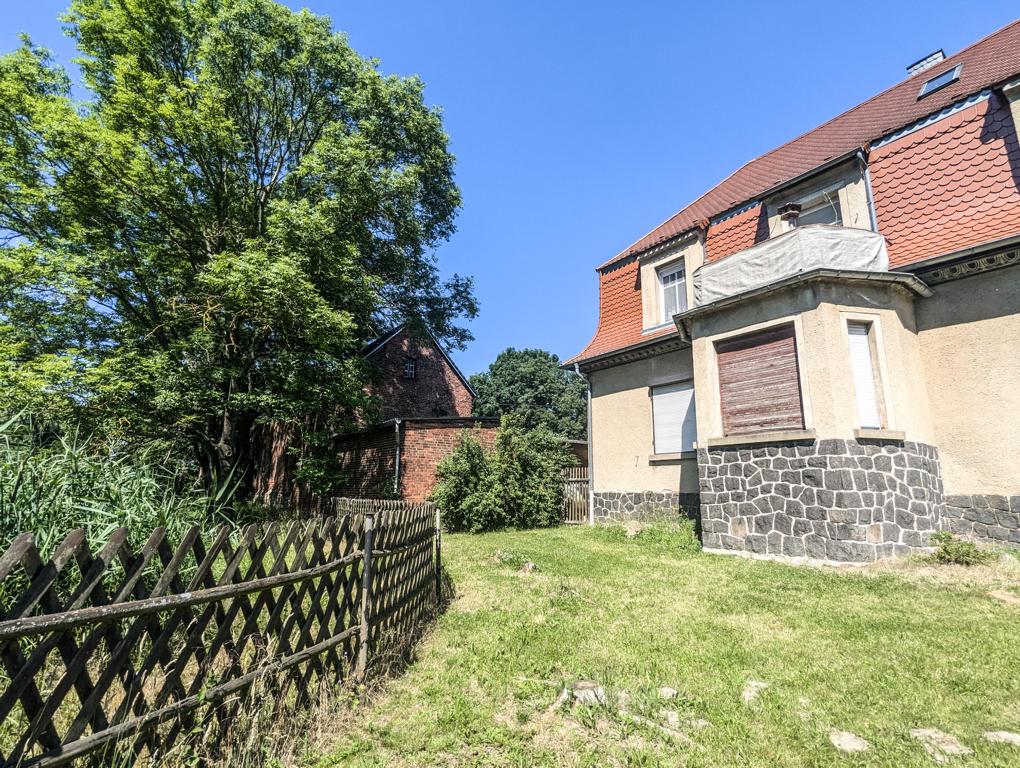 Balkon im Obergeschoss und angrenzender Teich