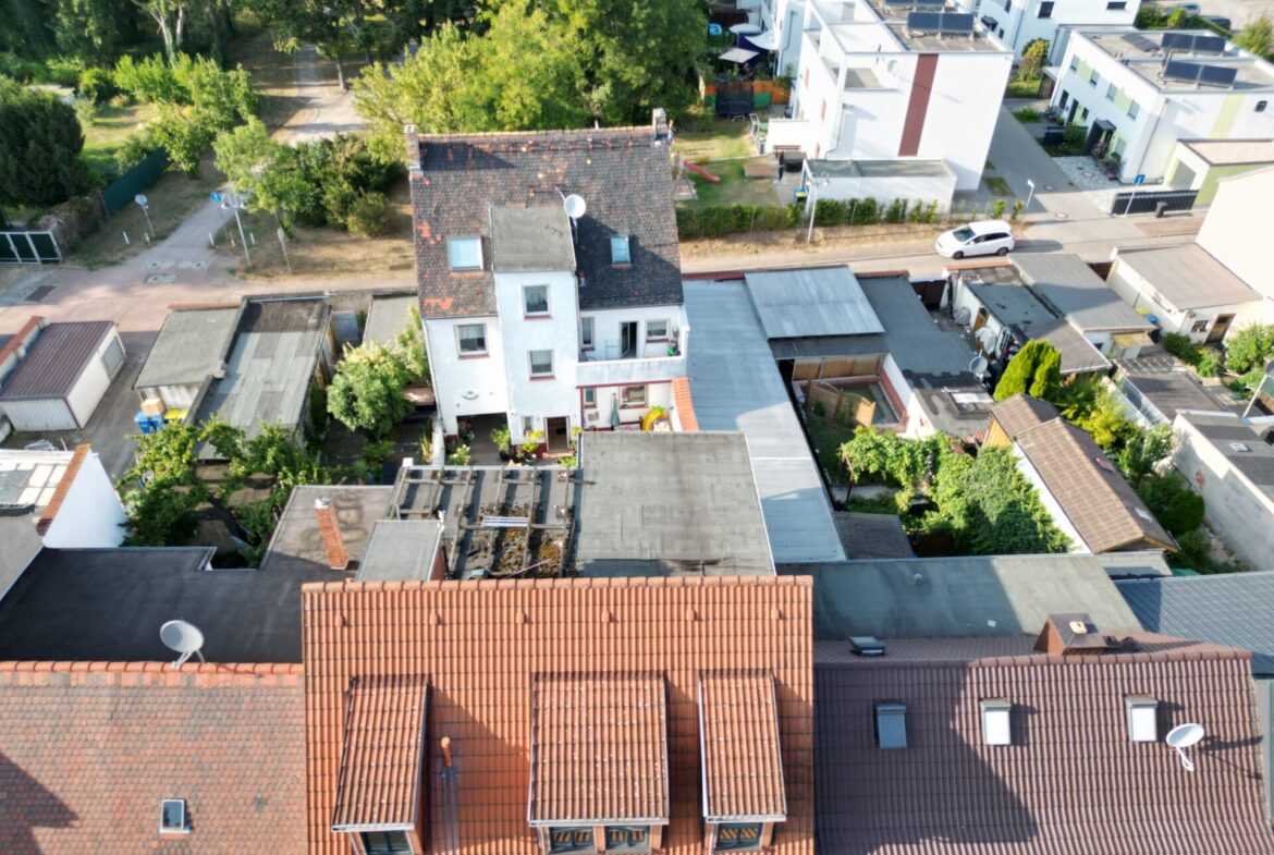 Hausansicht vorn mit Blick auf das Nachbarhaus und den angrenzenden Park