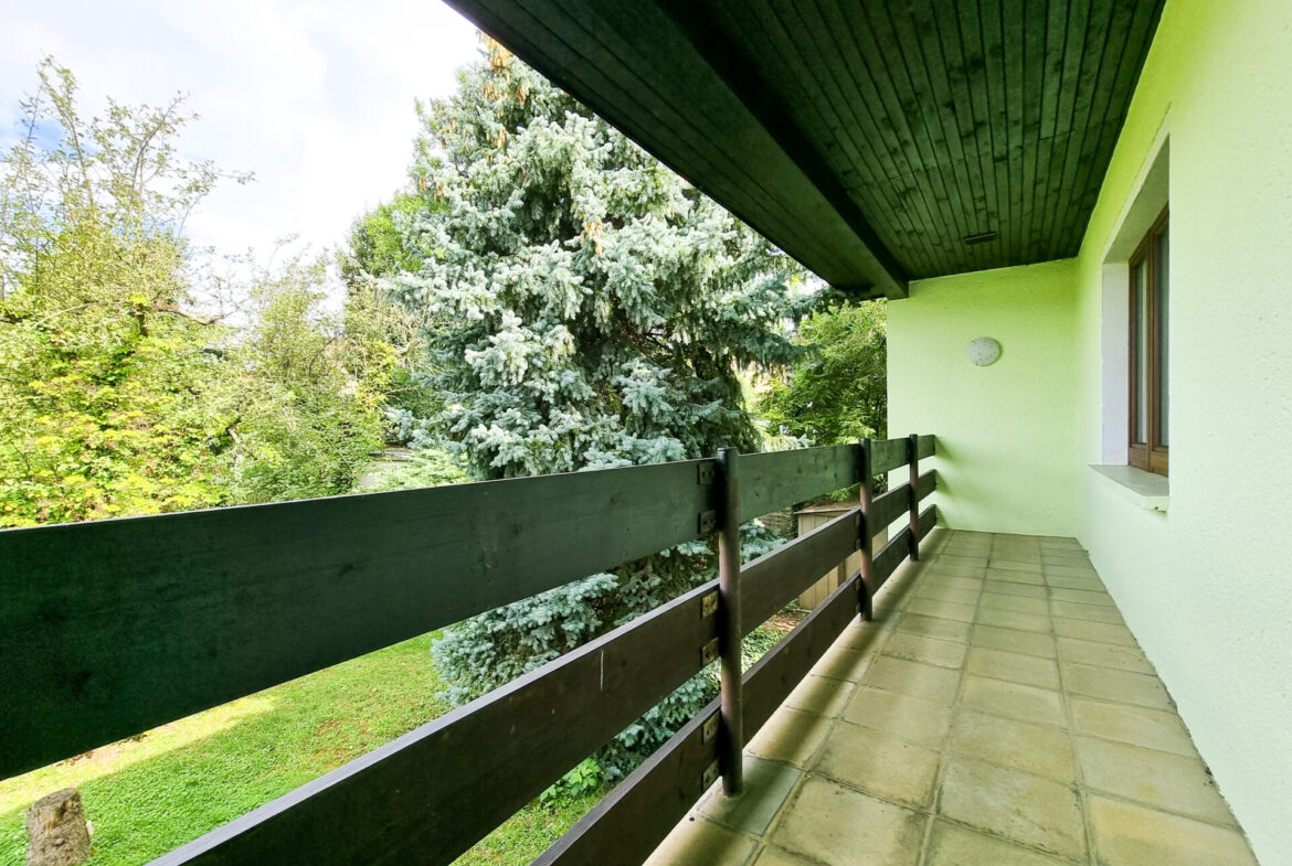 Balkon mit herrlicher Aussicht in den Garten