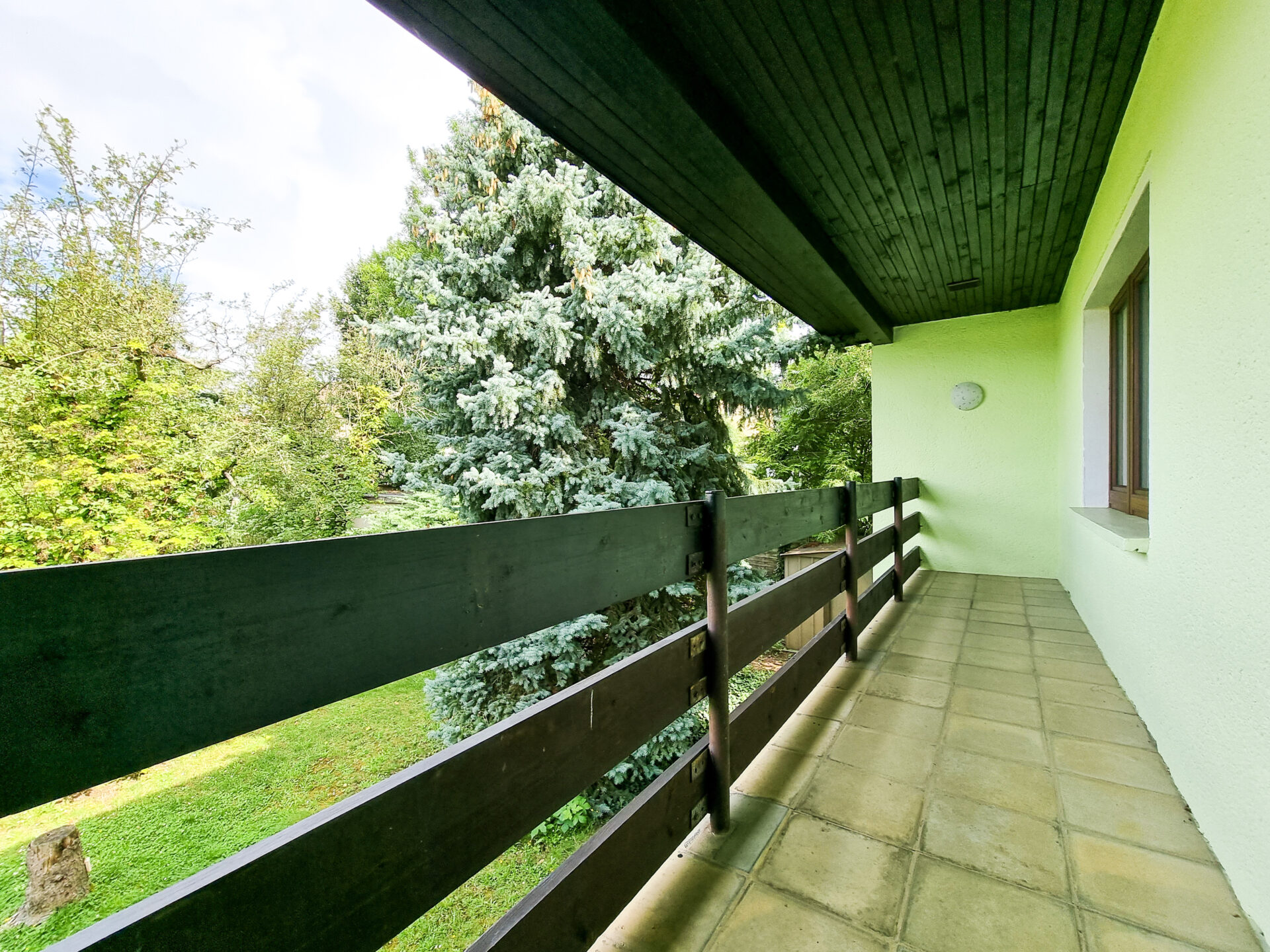 Balkon mit herrlicher Aussicht in den Garten