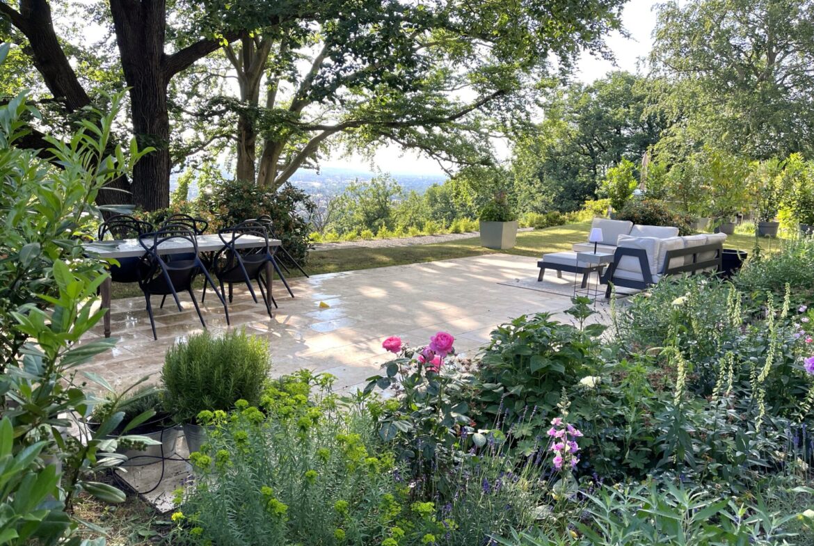 Sonnenverwöhnte Terrasse im Grünen