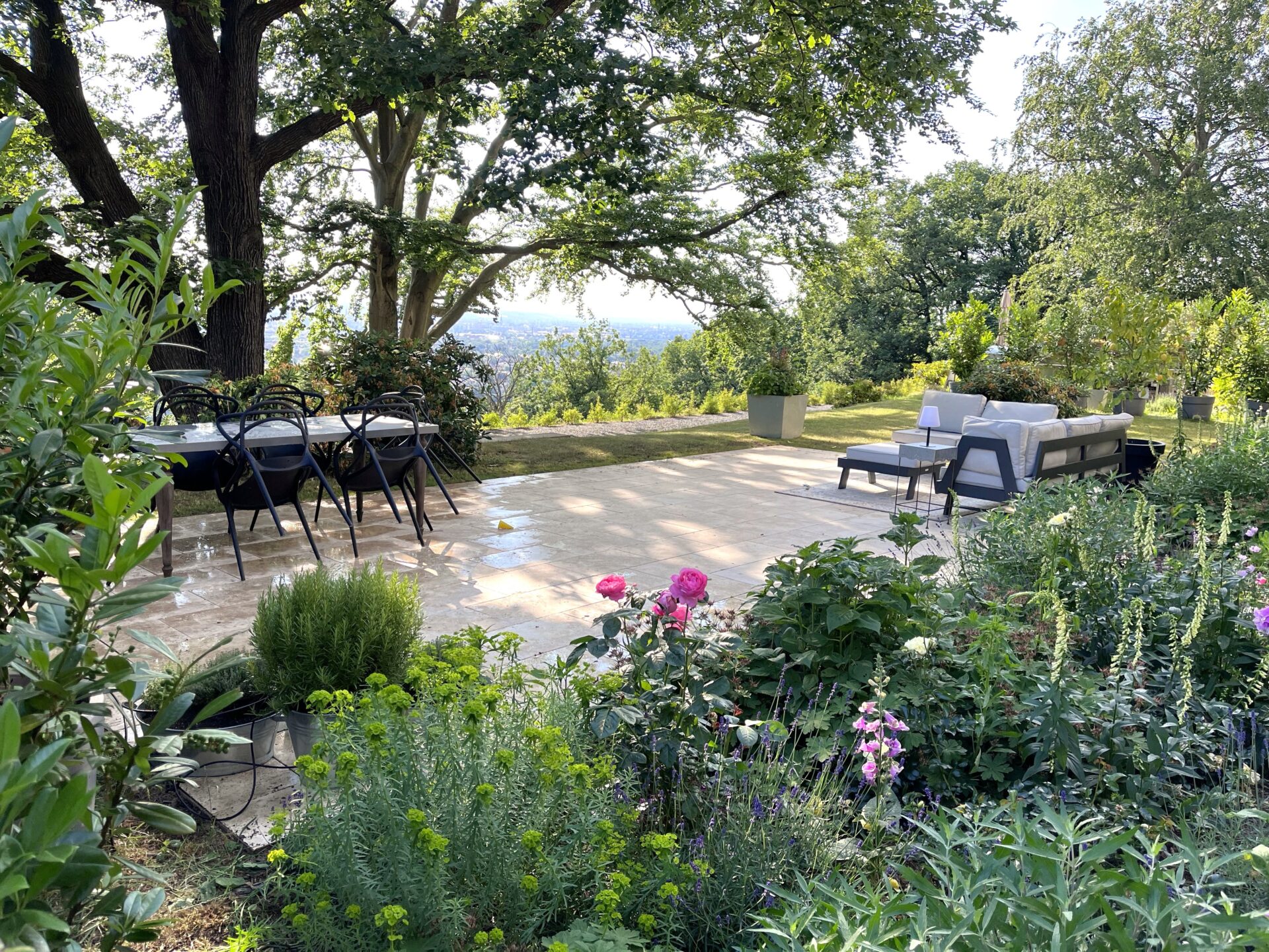 Sonnenverwöhnte Terrasse im Grünen