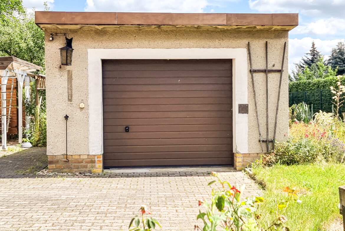 Garage mit elektrischem Garagentor