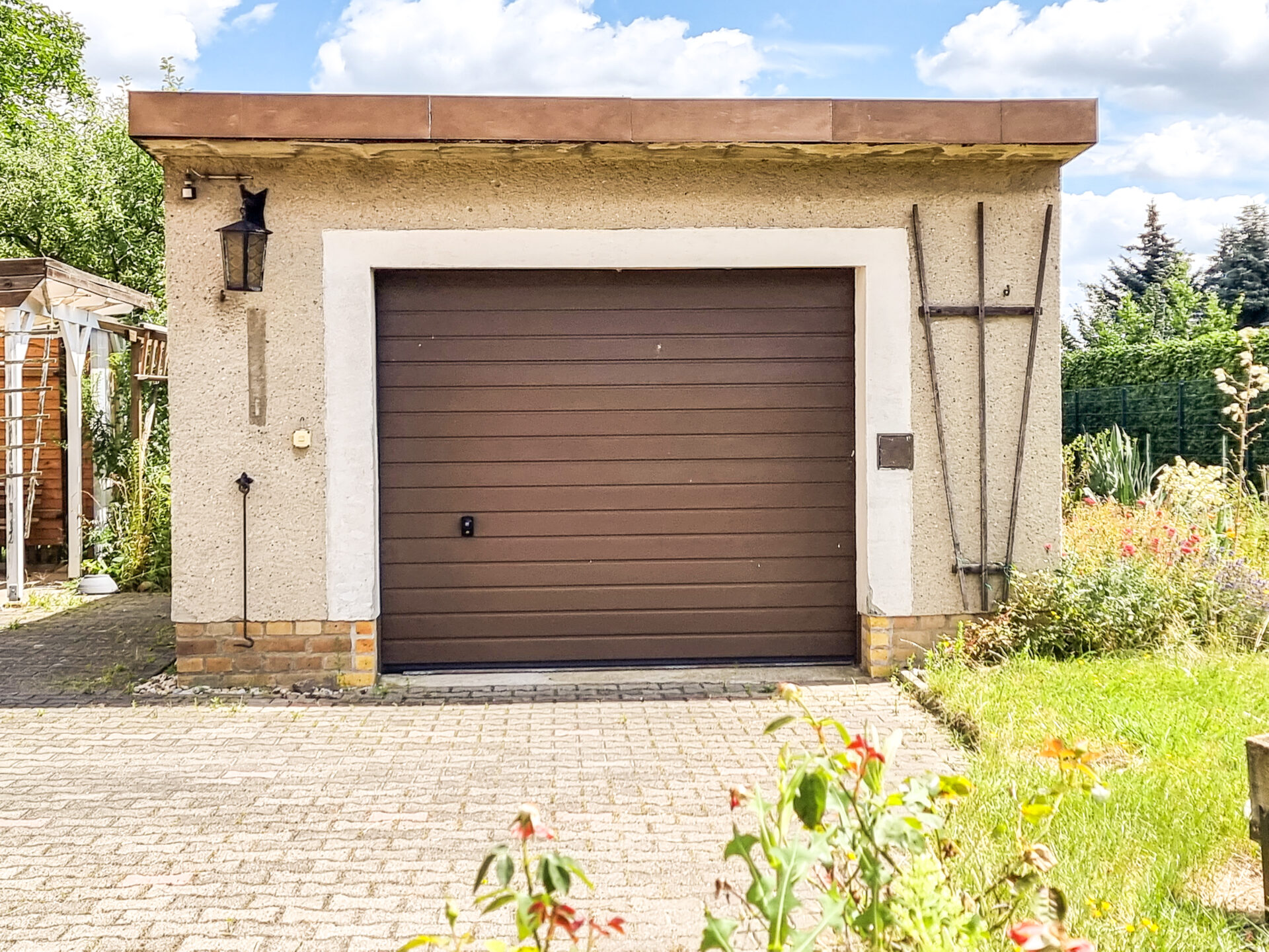 Garage mit elektrischem Garagentor